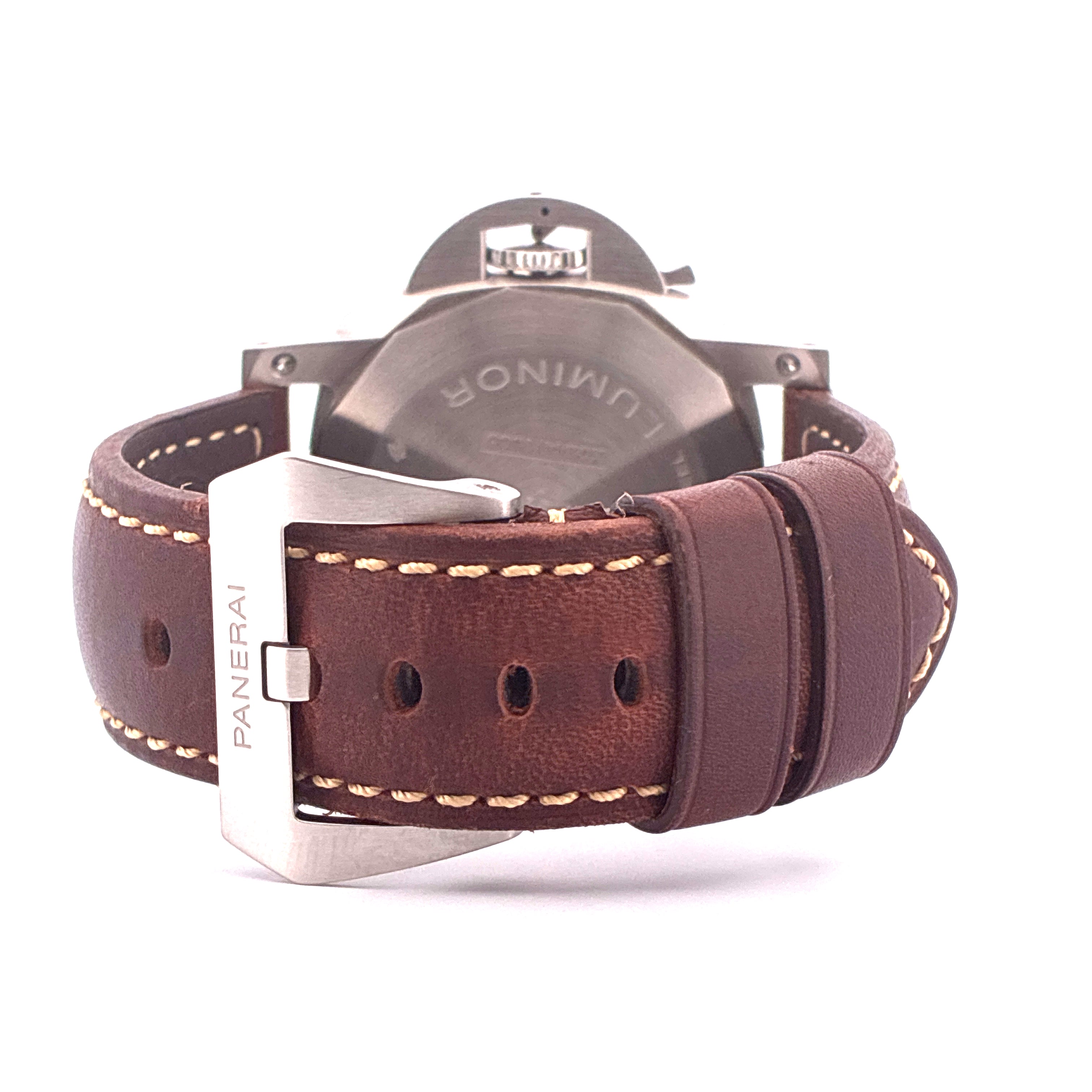 Seitenansicht des Panerai Luminor Chrono 44 mm Stahlgehäuses mit braunem Lederarmband und gebürsteter Schließe