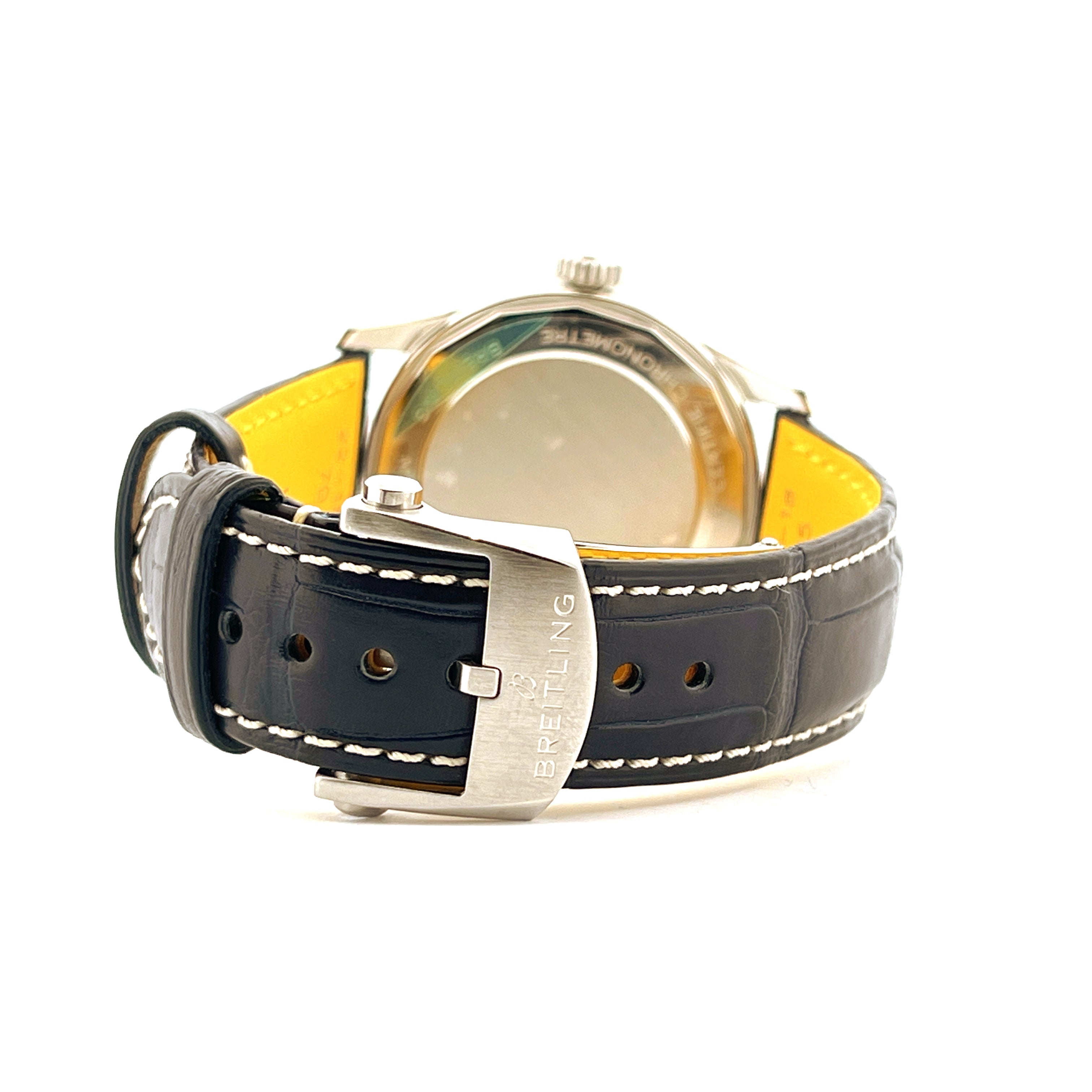 Breitling Navitimer Automatic 41 Rückseite mit schwarzem Lederarmband und Stiftschließe