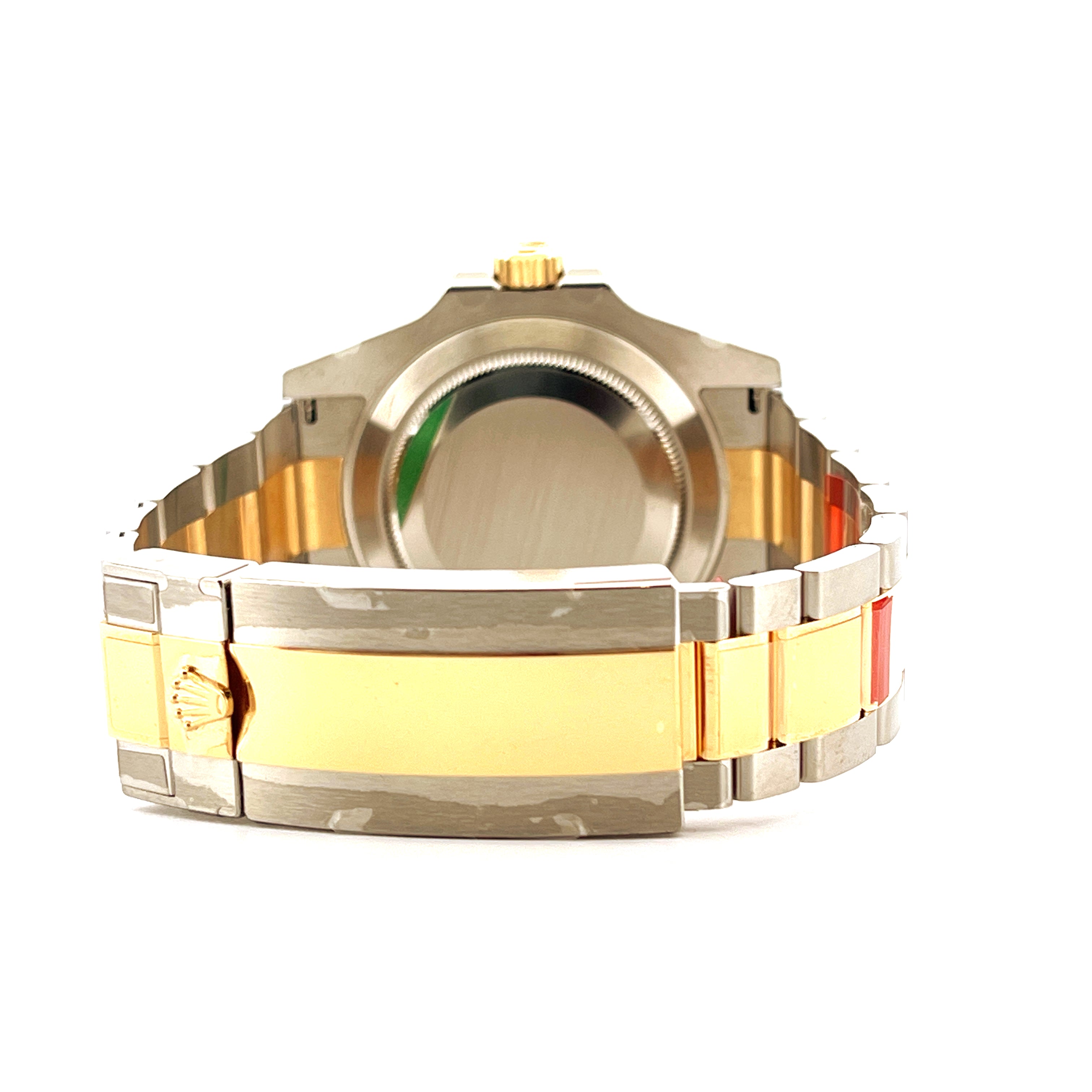 Rückansicht einer Rolex Submariner Date 126613LB Bicolor Uhr mit goldenem und silbernem Armband und Schließe