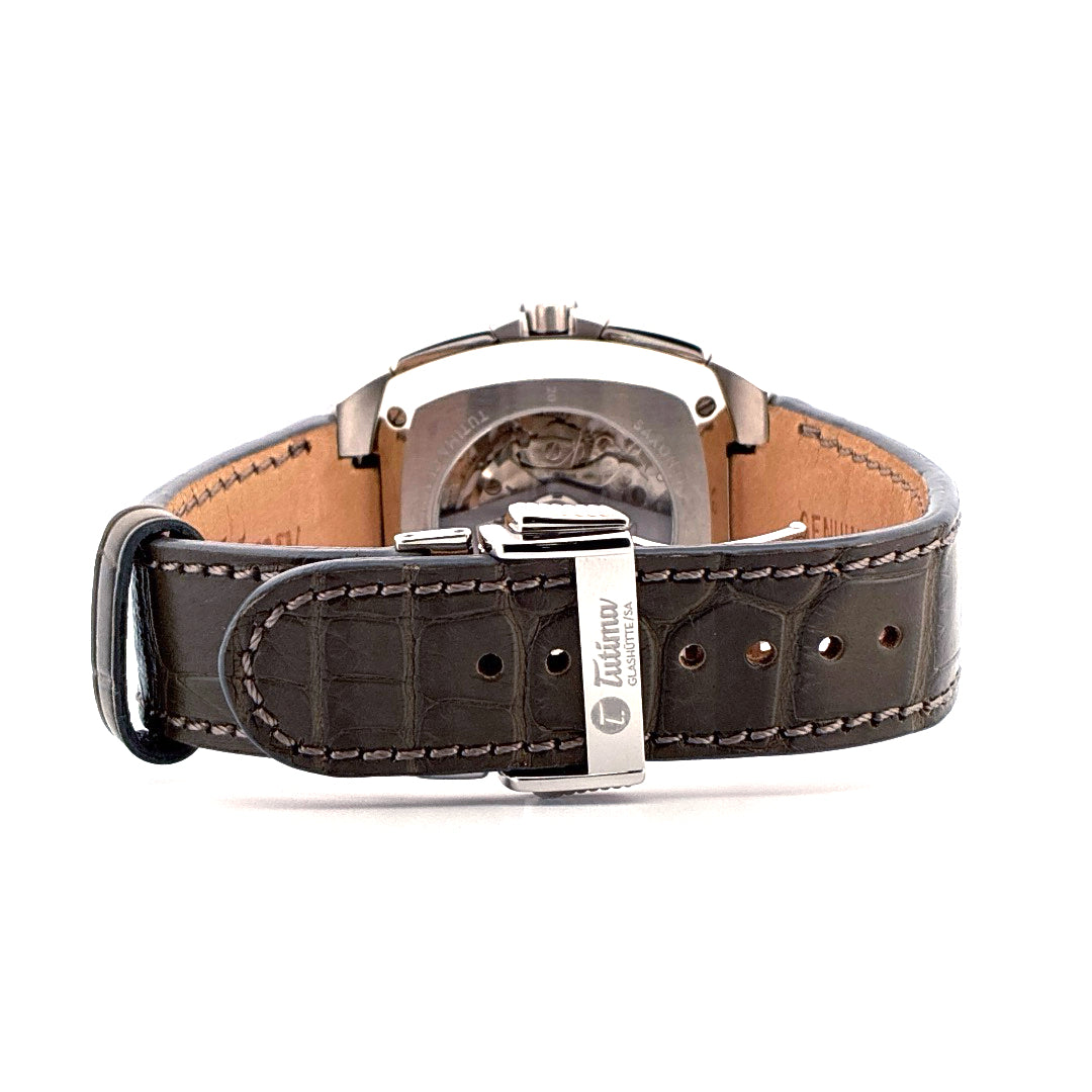 Rückansicht einer Tutima Saxon One Chronograph Automatik mit dunkelbraunem Krokodillederarmband und Silberschließe