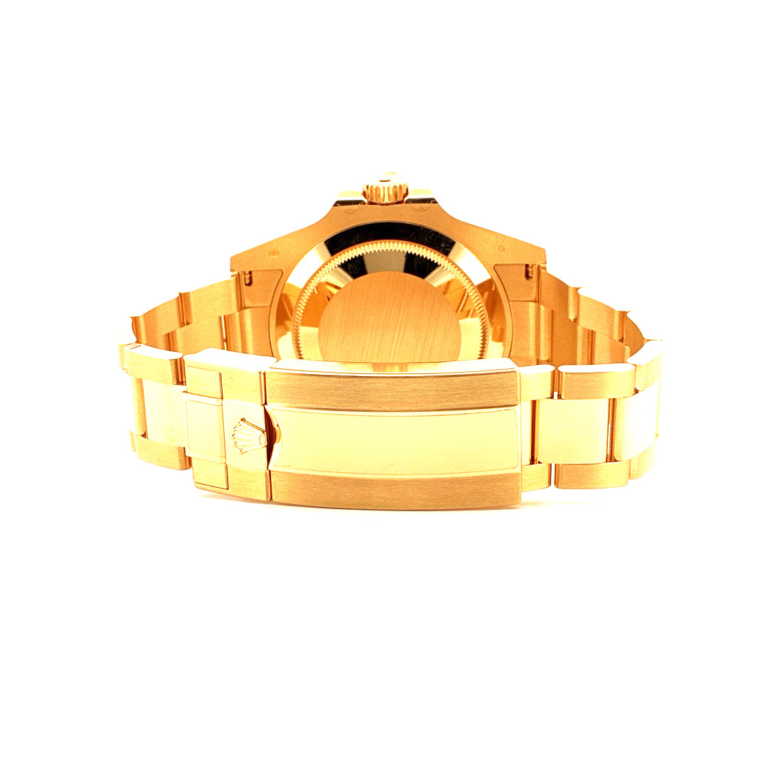 Rückansicht einer ungetragenen Rolex Submariner 126618LB Date aus Gelbgold