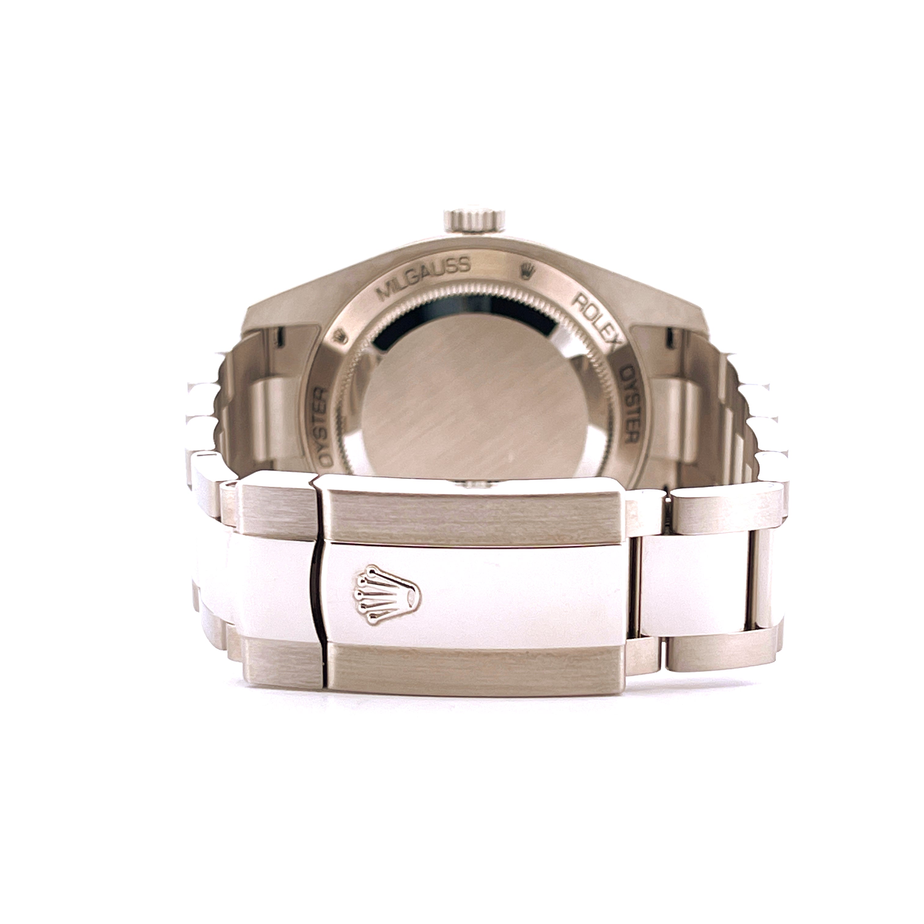 Rückansicht einer Rolex Milgauss 116400 mit Oyster-Stahlgehäuse und Schließe auf weißem Hintergrund