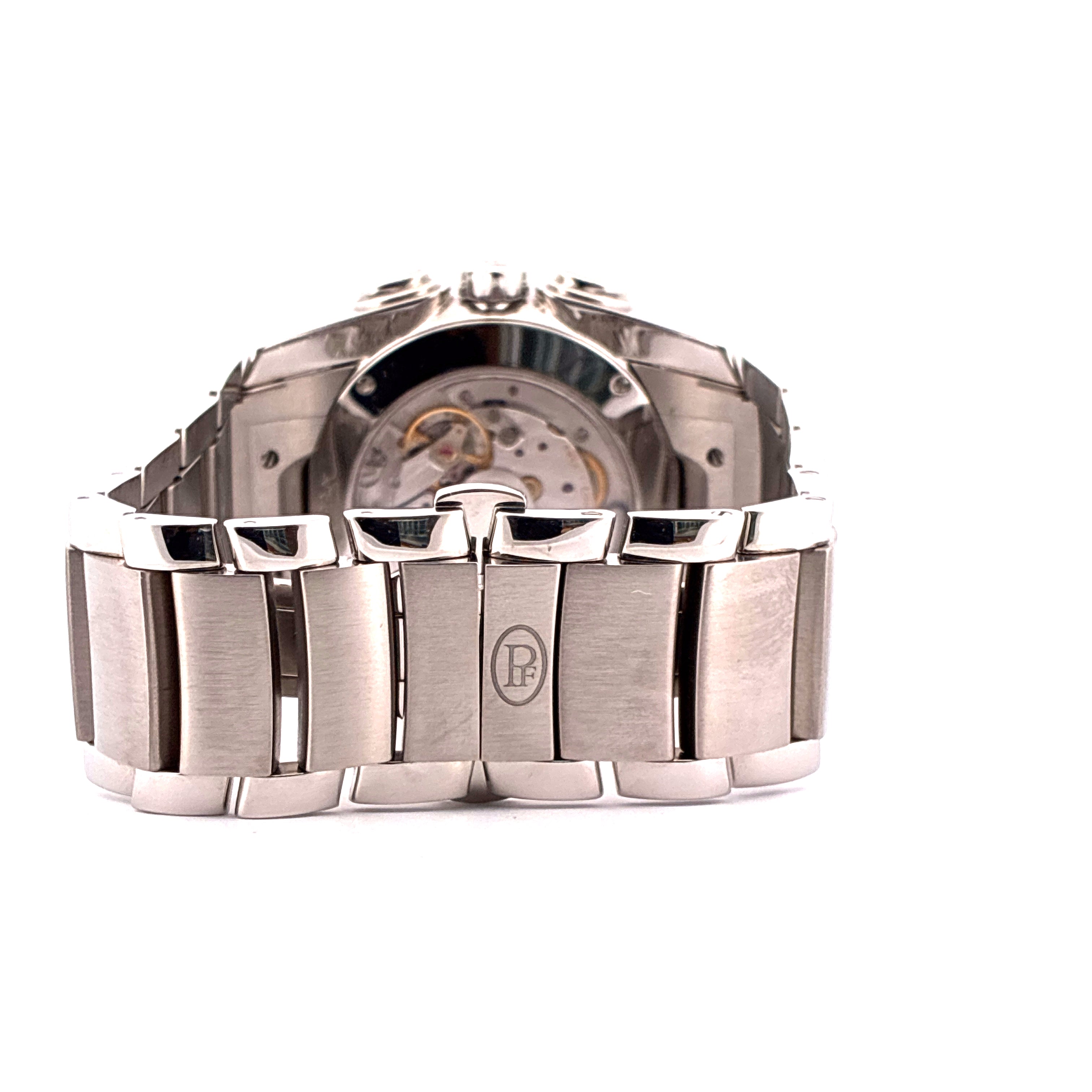 Parmigiani Fleurier Tonda Metrographe Rückseite mit Sichtboden und Stahlarmband auf weißem Hintergrund