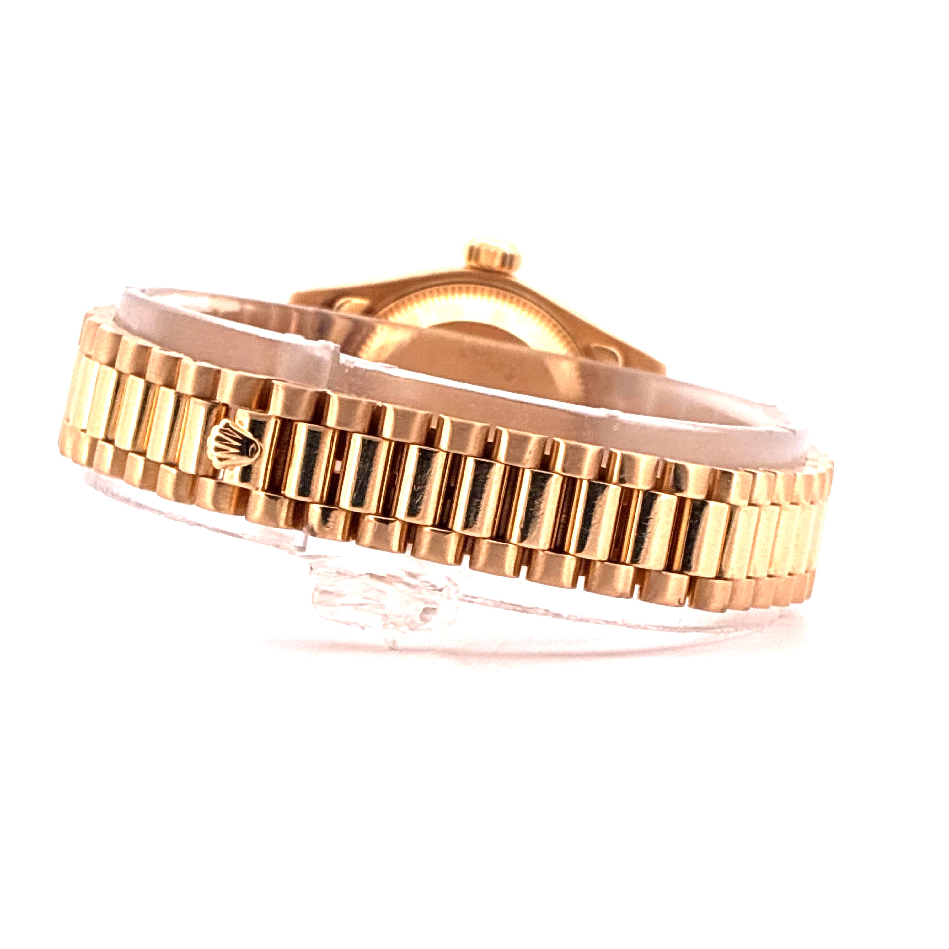 Rolex Lady-Datejust Gold Uhr im Seitenprofil mit gestreiftem Armband und Krone