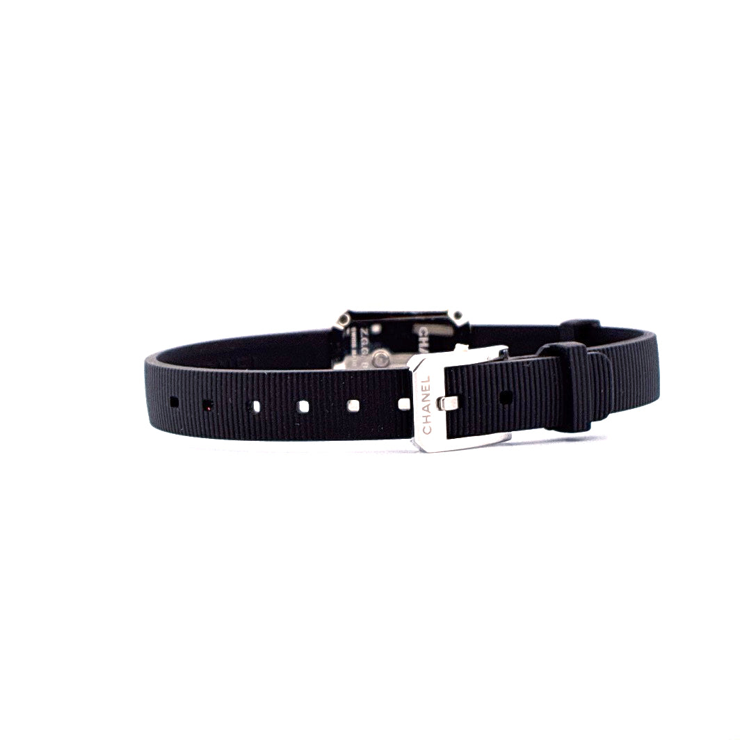 Chanel Premiere Uhr mit schwarzem Armband und Silberschließe von der Seite gesehen
