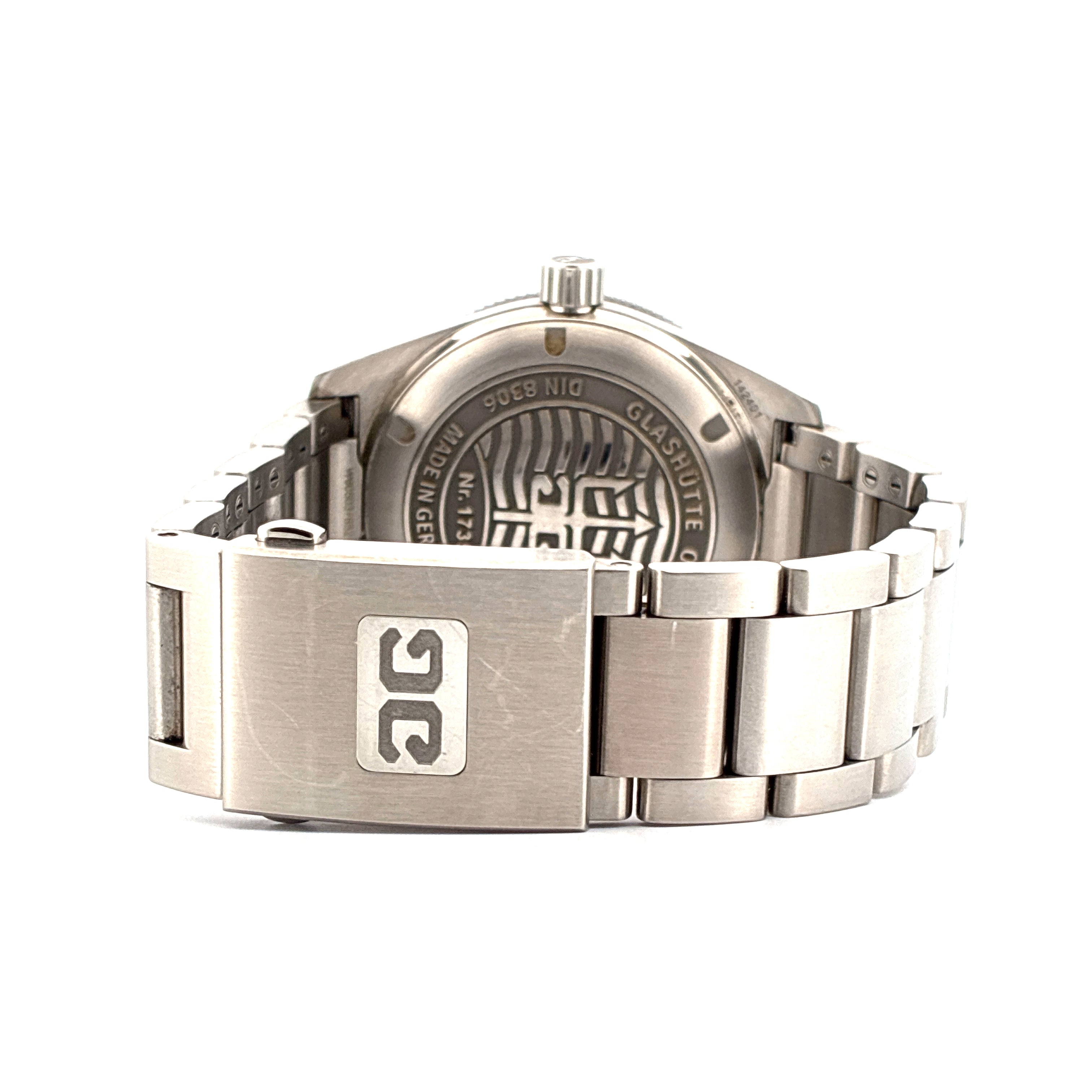 Rückansicht einer Glashütte Original SeaQ Uhr aus Edelstahl mit Armband und Schließe mit Logo auf weißem Hintergrund