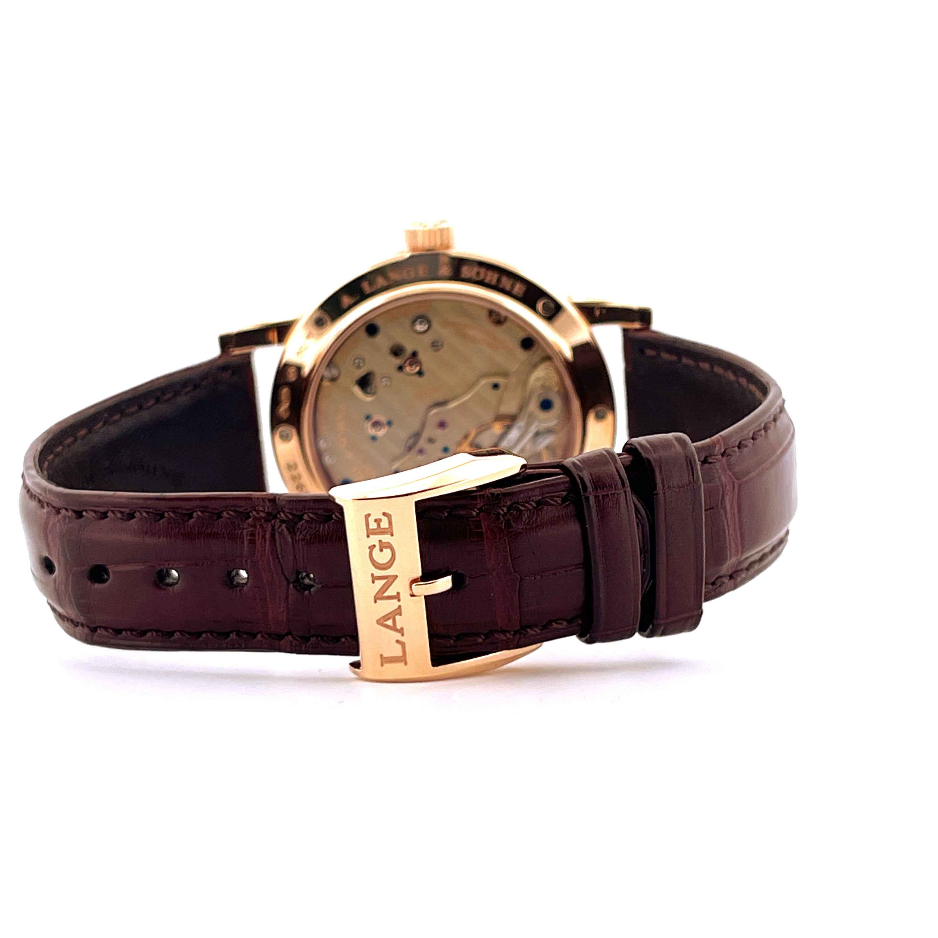 Rückseite einer A. Lange & Söhne Richard Lange Uhr aus Roségold mit braunem Krokolederarmband und Schließe