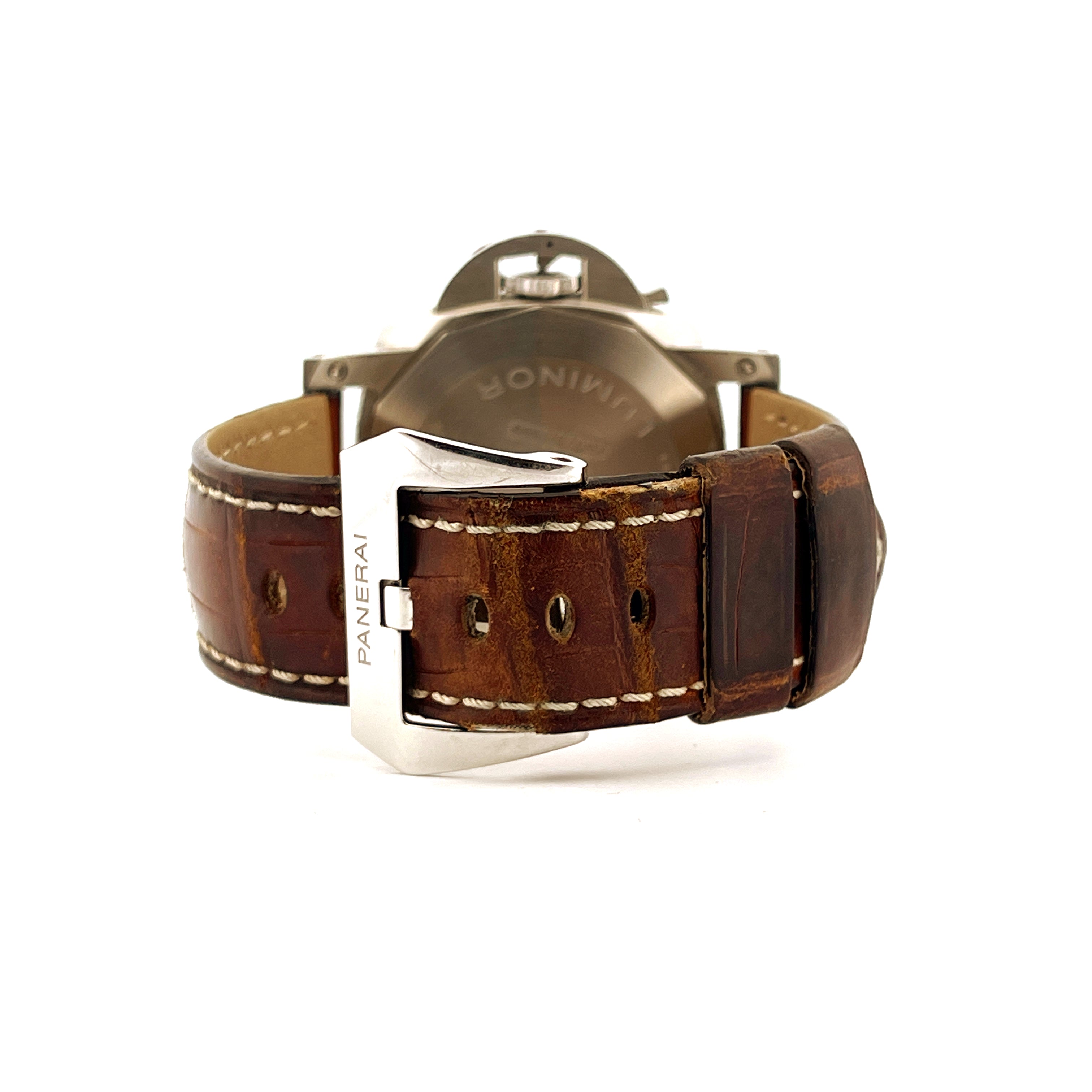 Rückansicht einer Panerai Luminor Chrono Pam01110 mit braunem Lederarmband und Edelstahlschließe