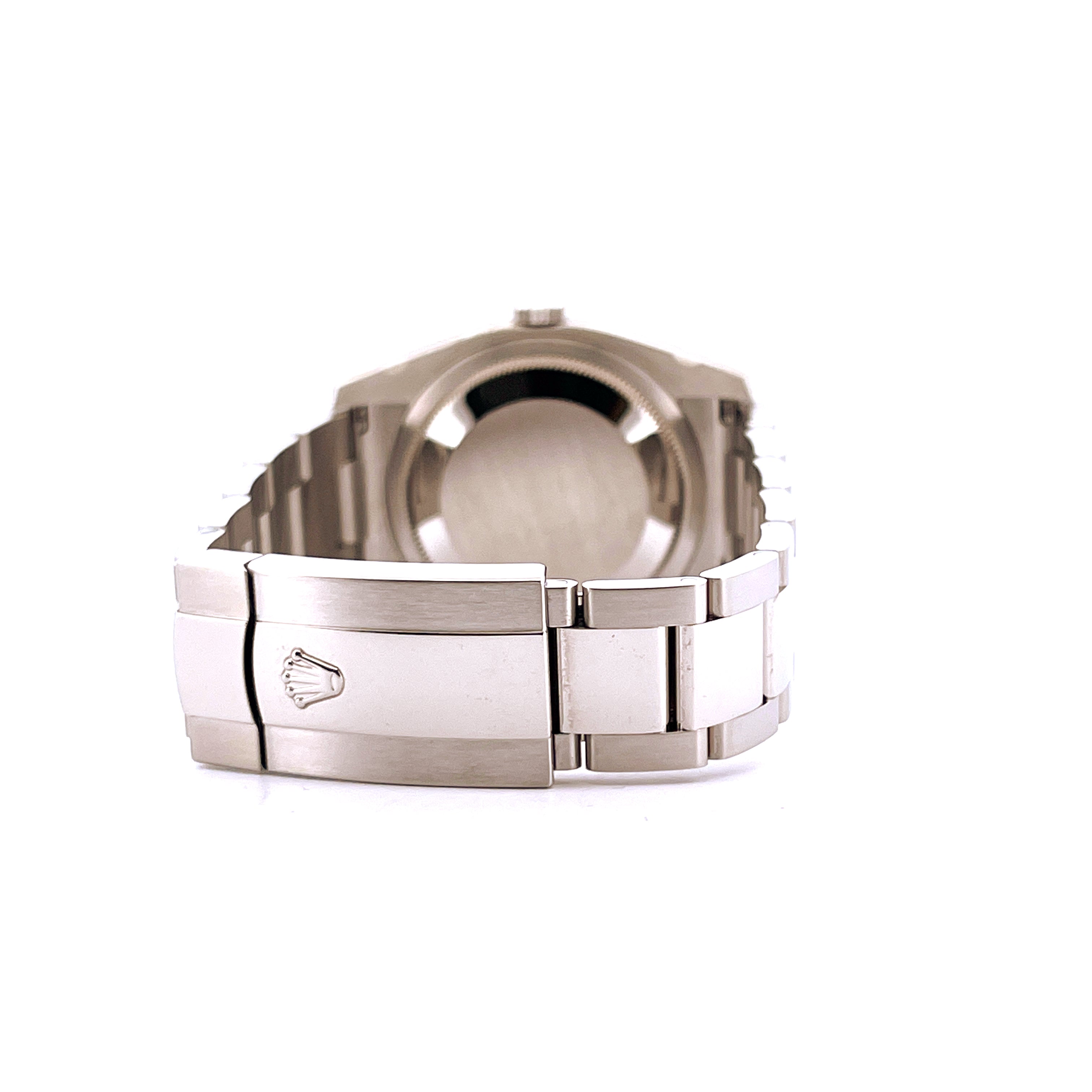 Rolex Datejust 36mm Stahlarmband mit Schließe und Rolex-Logo auf weißem Hintergrund