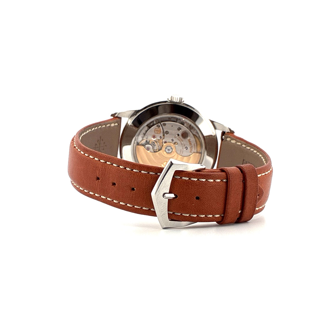Patek Philippe Calatrava 5212A-001 Rückseite Automatikwerk braunes Lederarmband mit Silberschließe auf weißem Hintergrund