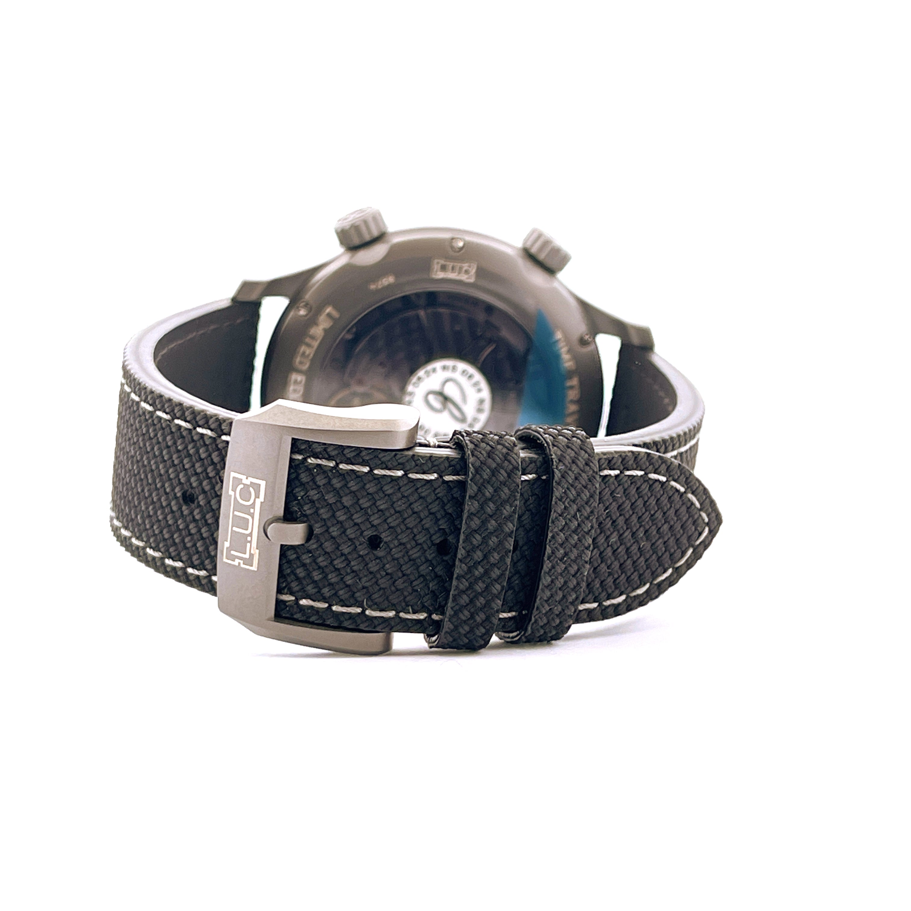 Chopard L.U.C Time Traveler One Black: Detailaufnahme der Serverschließe mit L.U.C Logo und schwarzem Band
