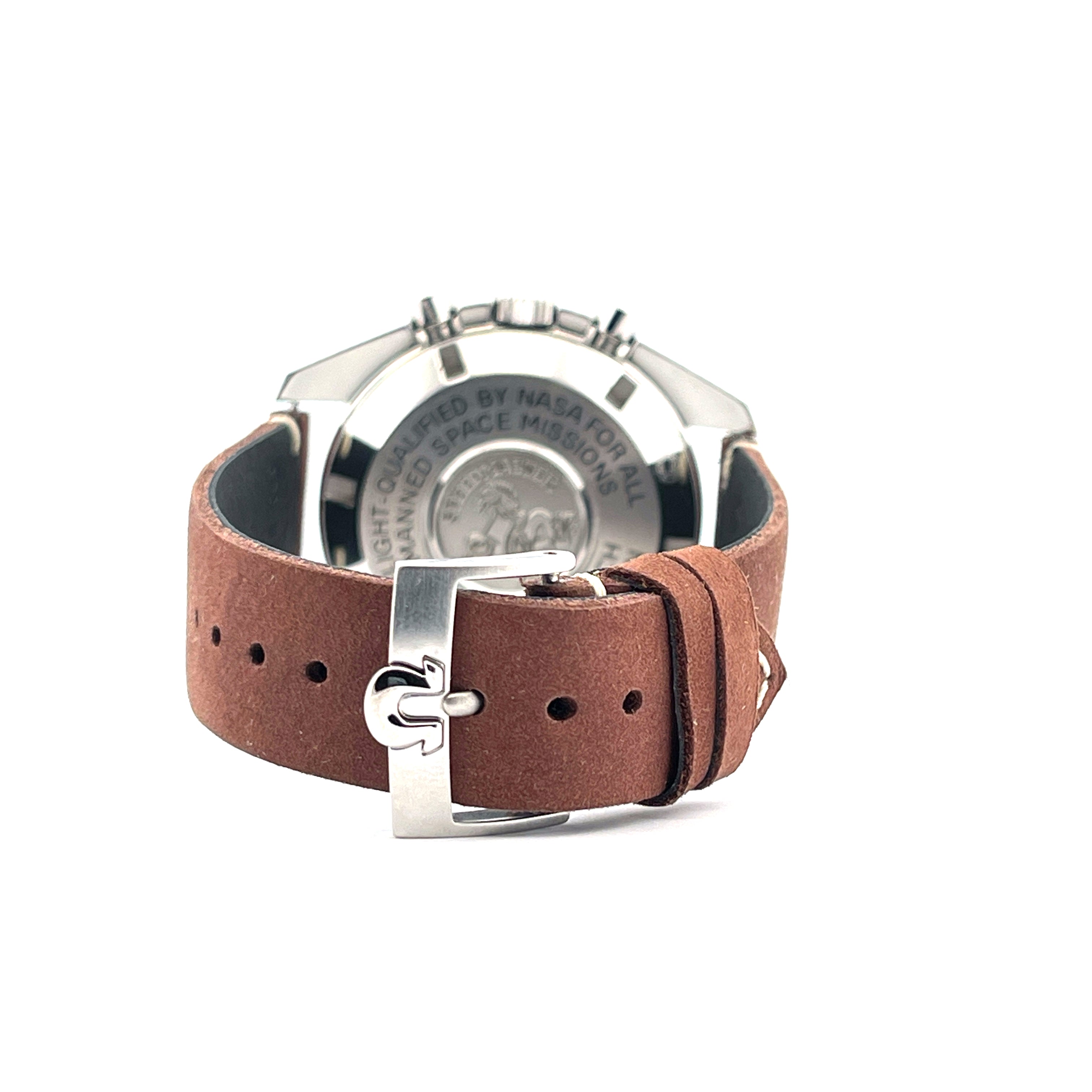 Rückansicht einer Omega Speedmaster Professional Moonwatch mit braunem Lederarmband und Schließe