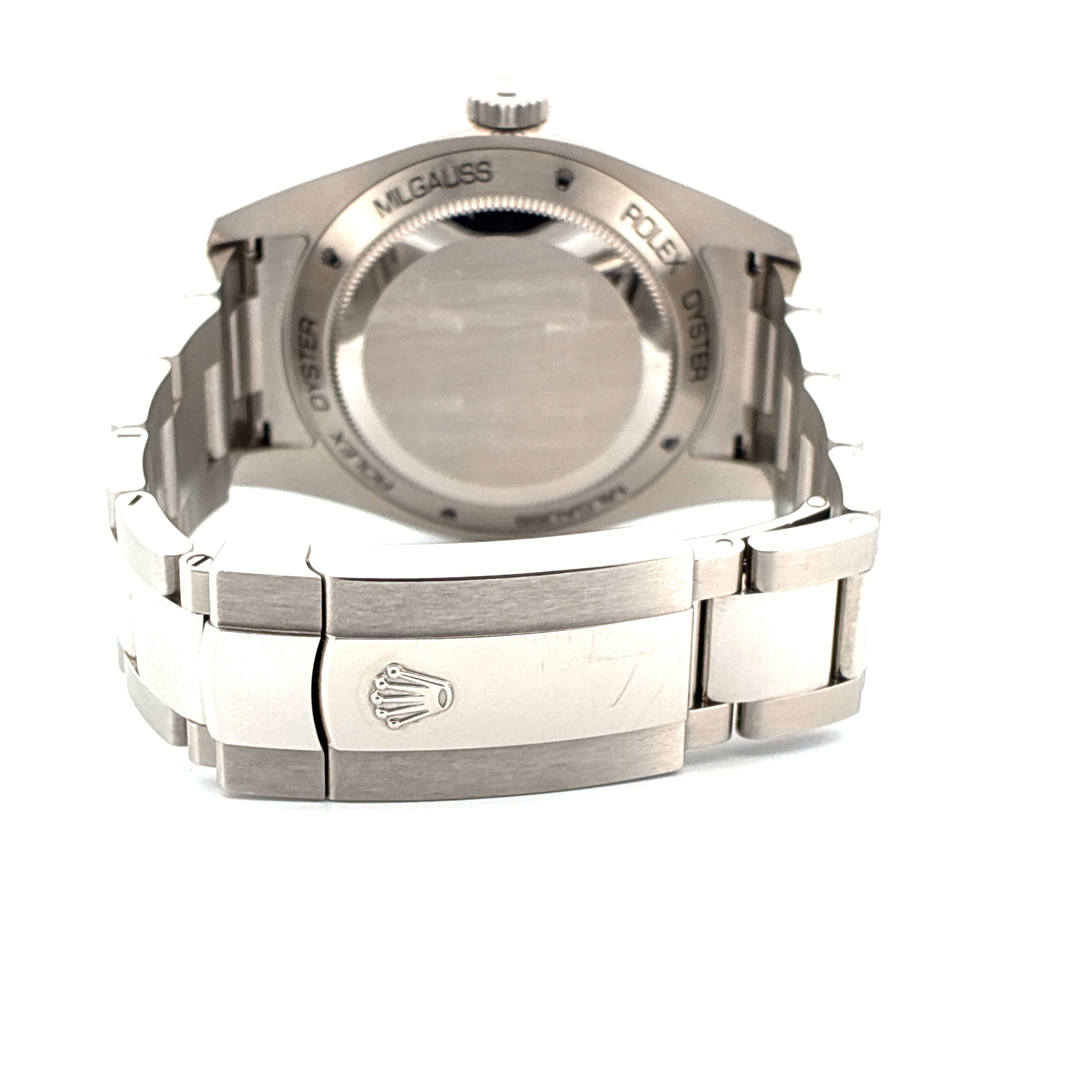 Rückseite einer Rolex Milgauss-Uhr aus Edelstahl mit Milgauss- und Rolex-Schriftzug auf dem Gehäuseboden