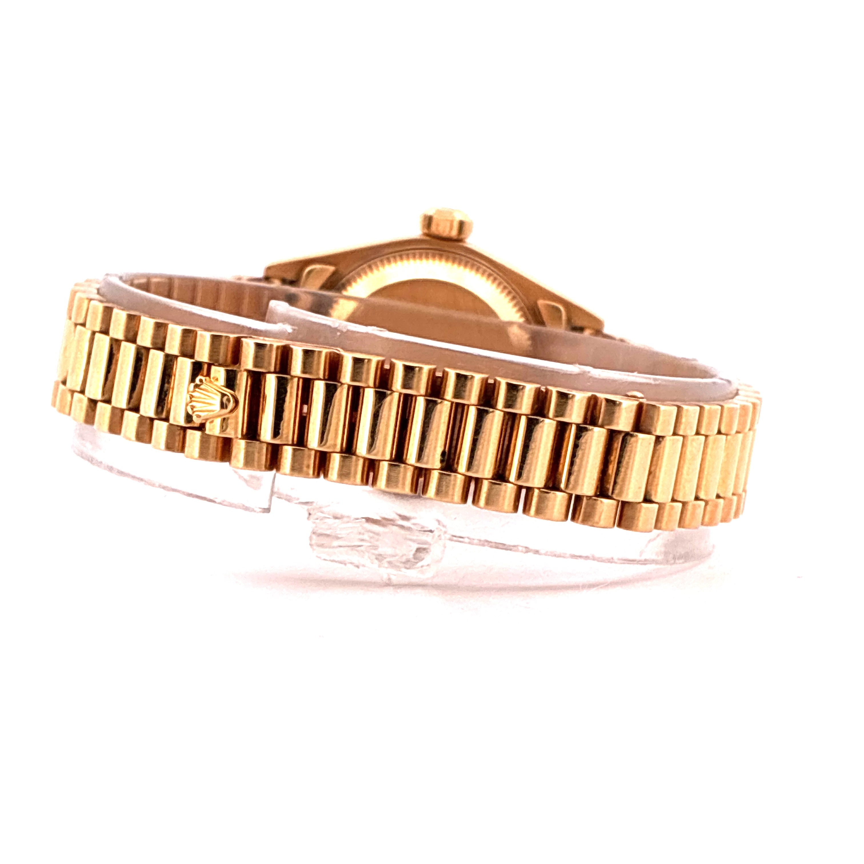Rolex Lady-Datejust aus Gelbgold im Seitenprofil auf klarem Ständer