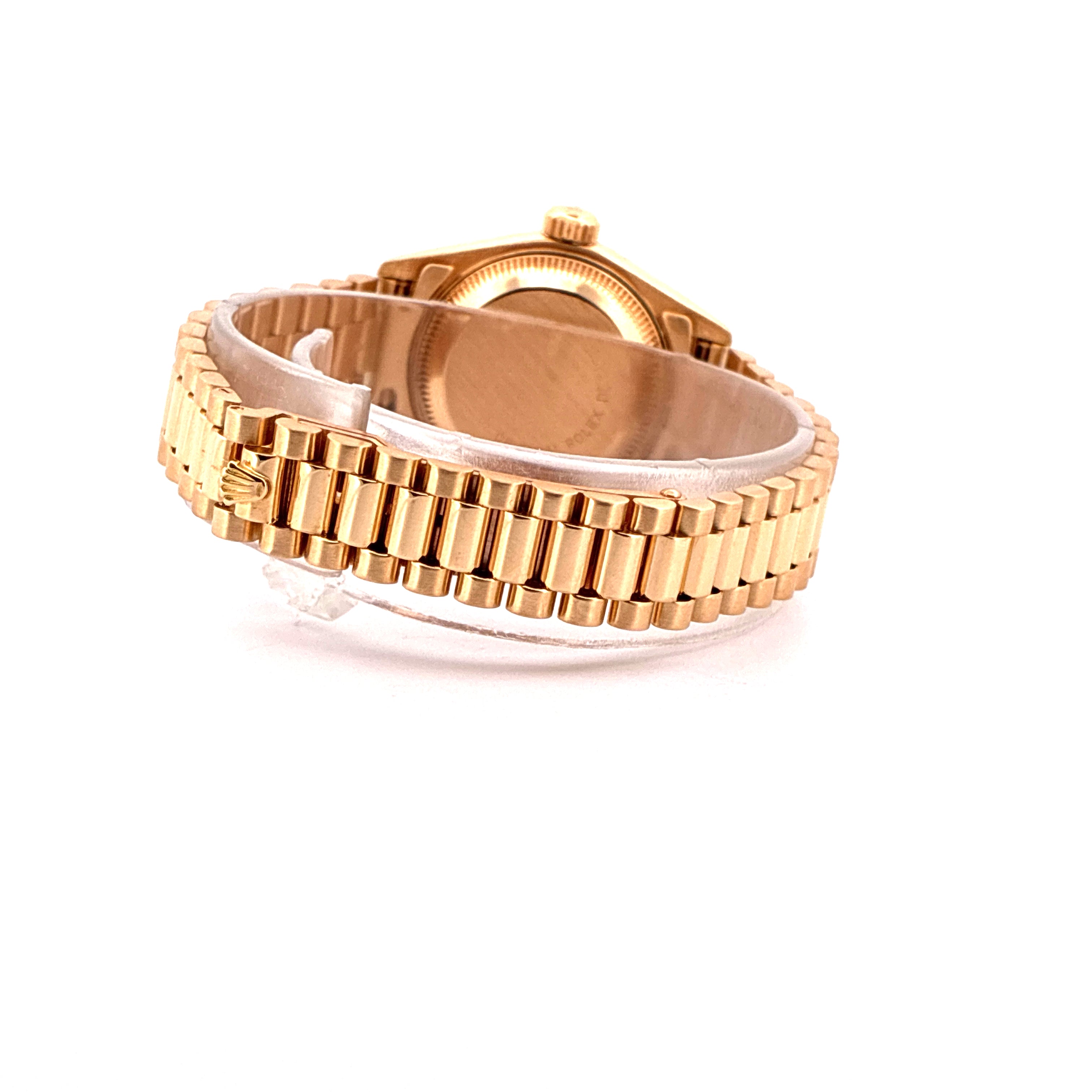 Seitenansicht einer goldenen Rolex Lady-Datejust mit Präsidentenband auf weissem Hintergrund