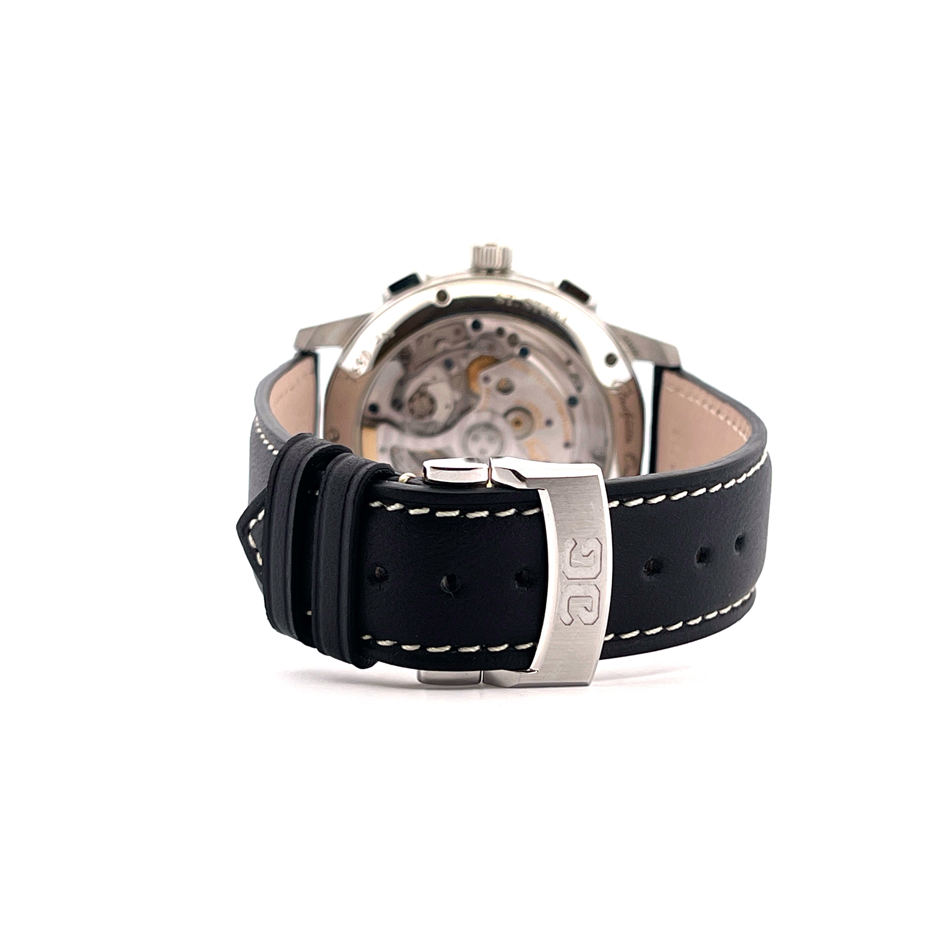 Rückansicht einer Glashütte Original Senator Flyback Chronograph mit schwarzem Lederarmband und silberner Dornschließe