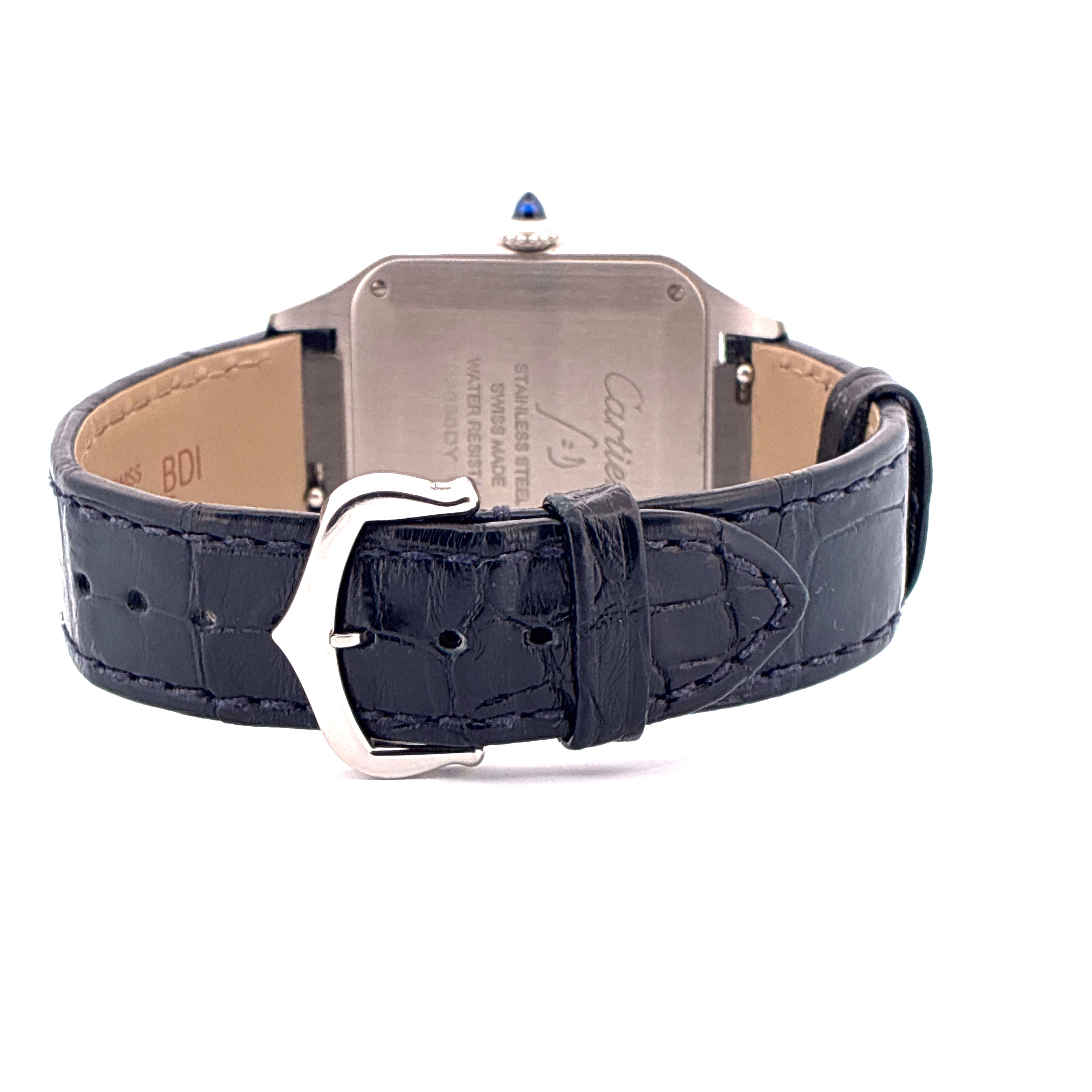 Rückansicht einer Cartier Santos Dumont mit dunkelblauem Kroko-Lederarmband und Silberschließe