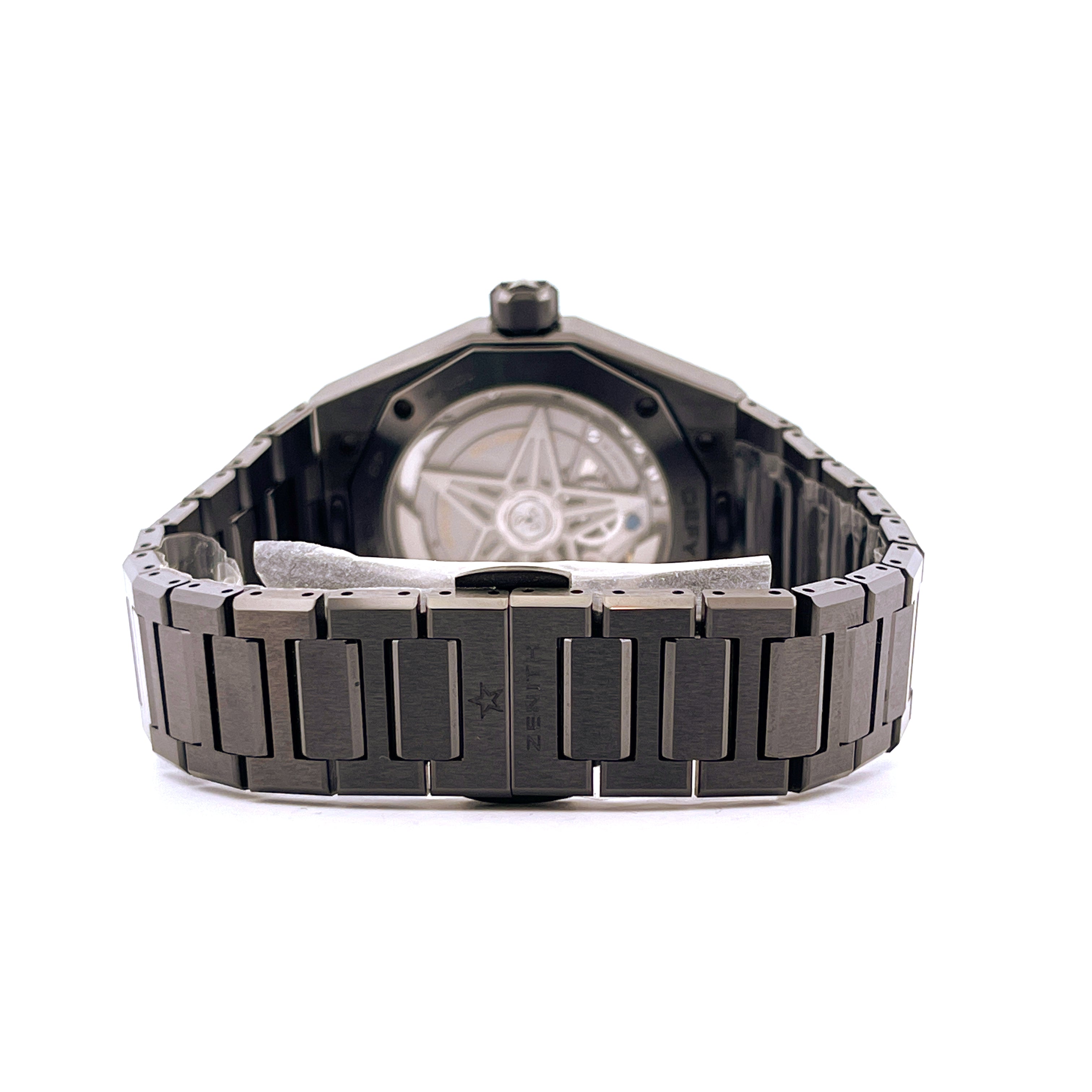 Rückansicht einer Zenith Defy Skyline 41mm Keramikuhr mit schwarzem Metallarmband und Sternlogo auf der Schließe