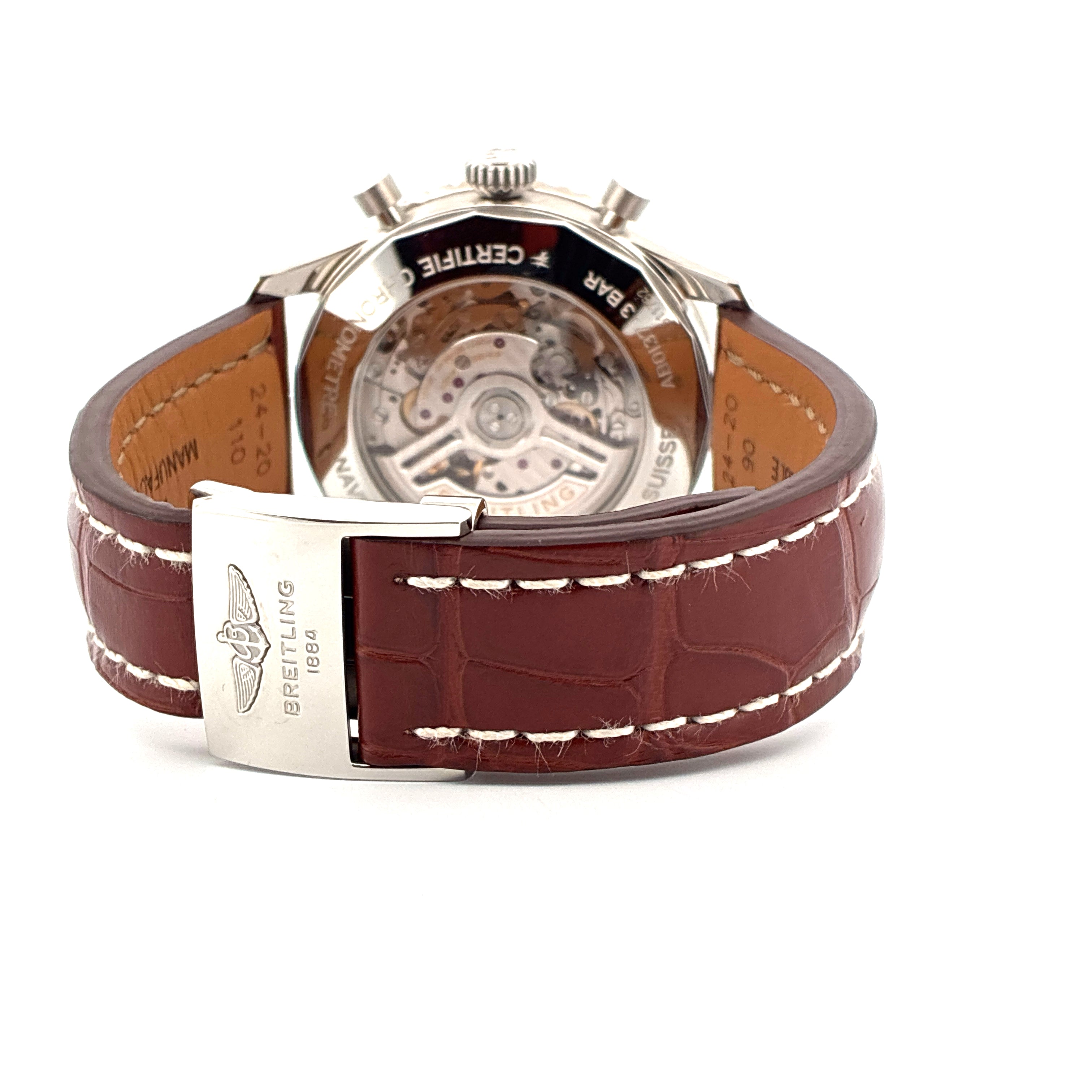 Breitling Navitimer B01 Chronograph Rückansicht mit braunem Lederarmband und Schließe
