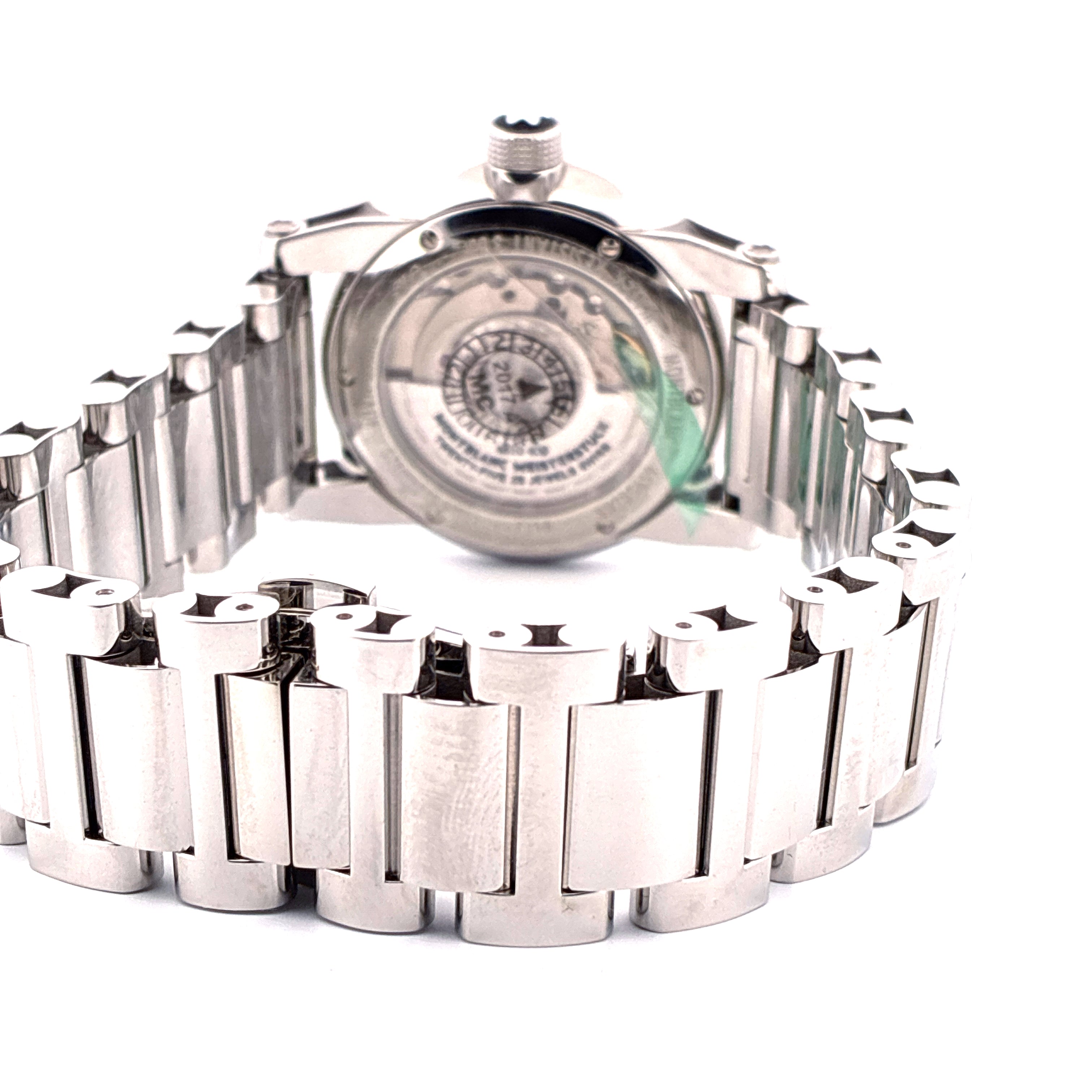 Rückansicht einer Montblanc Timewalker Automatik-Uhr aus Edelstahl mit poliertem Gliederarmband