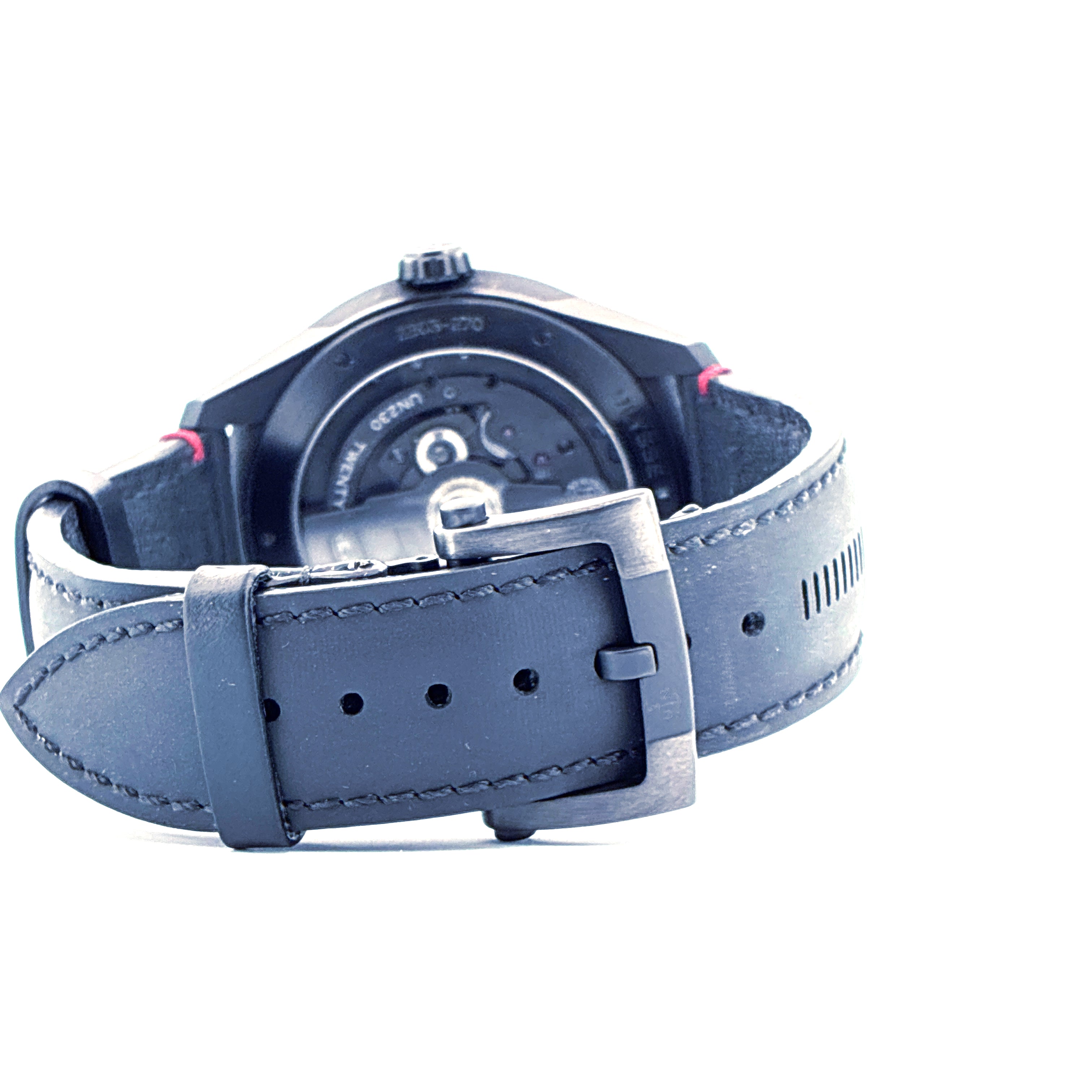 Ulysse Nardin Freak X von hinten gesehen mit schwarzem Lederarmband und Metallschnalle auf weissem Hintergrund