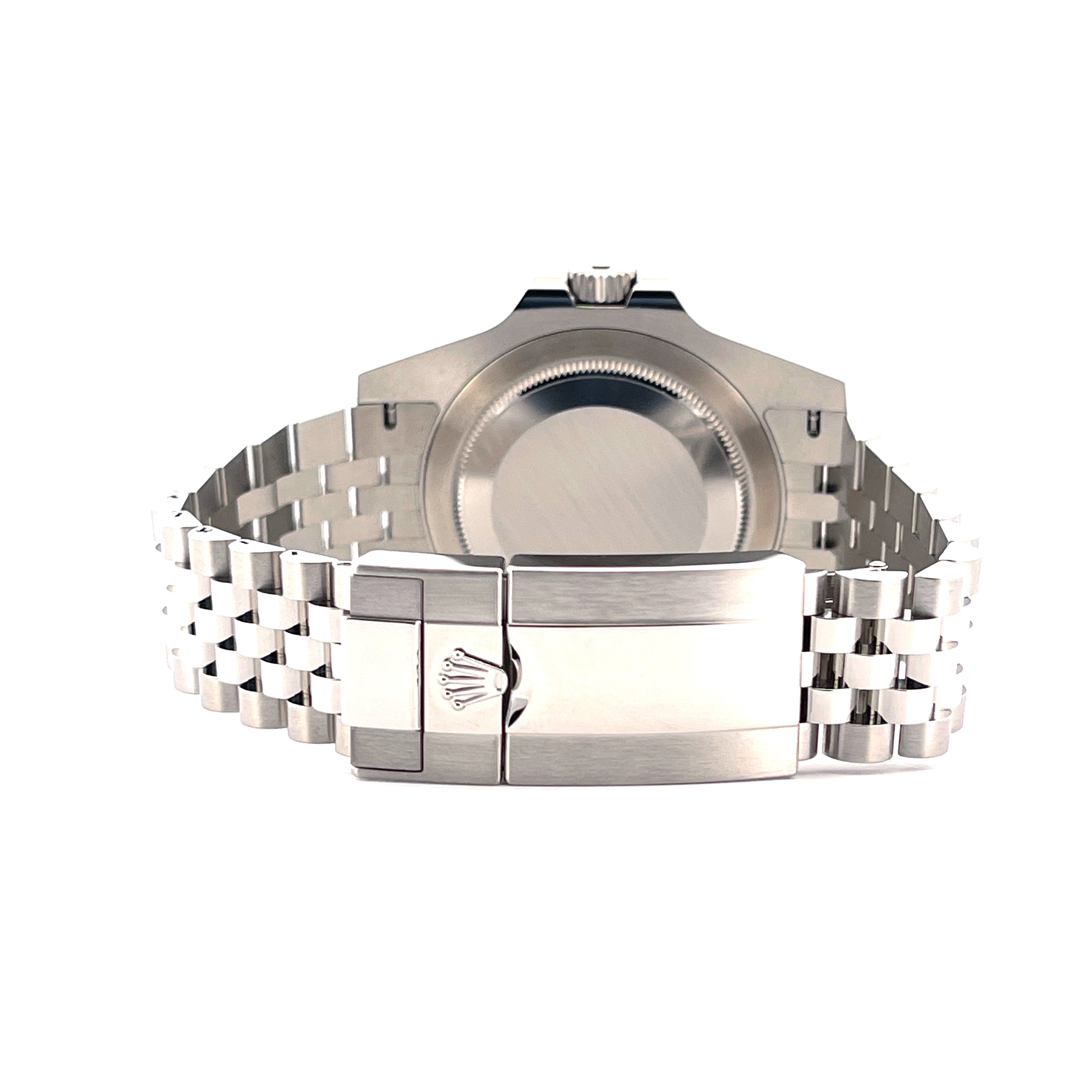Rückansicht einer Rolex GMT-Master II Pepsi Jubilee aus Edelstahl auf weißem Hintergrund