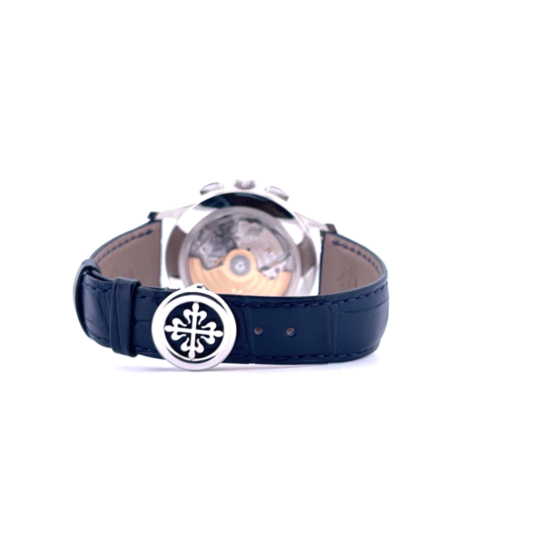 Patek Philippe Annual Calendar Chronograph, Rückansicht mit Schließe, Gehäuseboden und Armband vor weißem Hintergrund