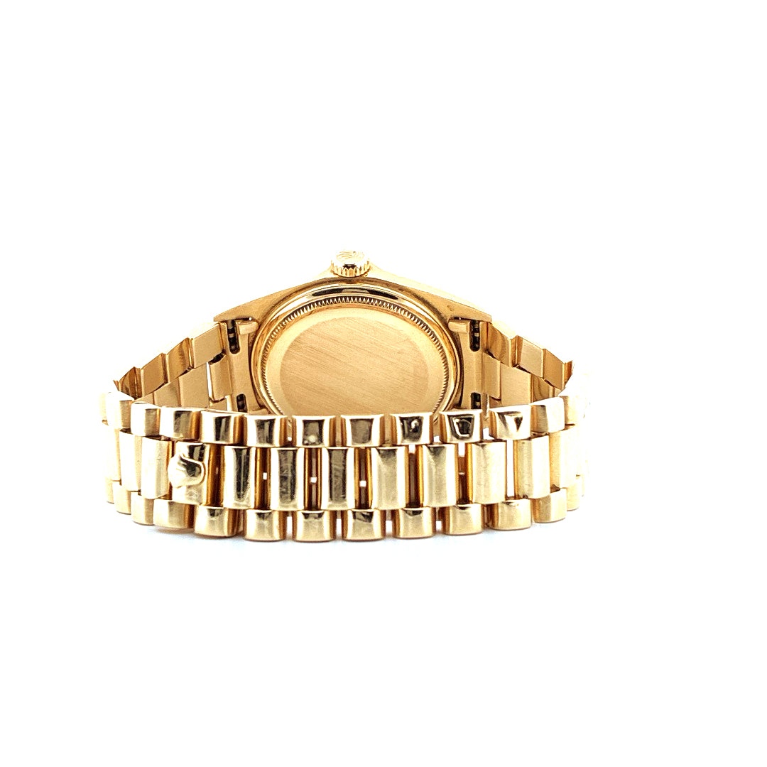 Rolex Day-Date 36mm Gelbgold mit Armband von hinten, weisser Hintergrund
