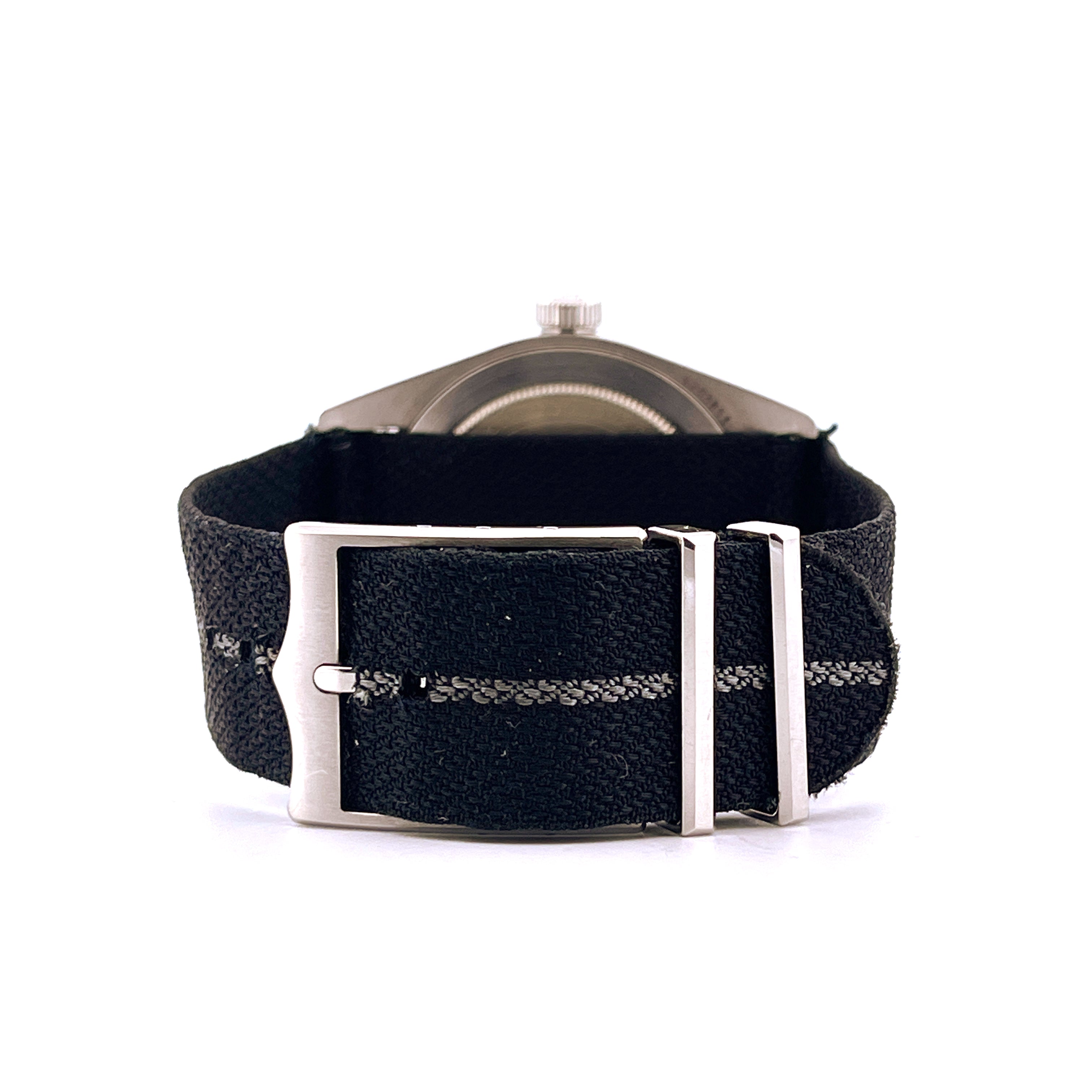 Tudor Black Bay Fifty-Eight Navy Blue 2022: Rückansicht mit schwarzem Stoffarmband und Stahlschließe