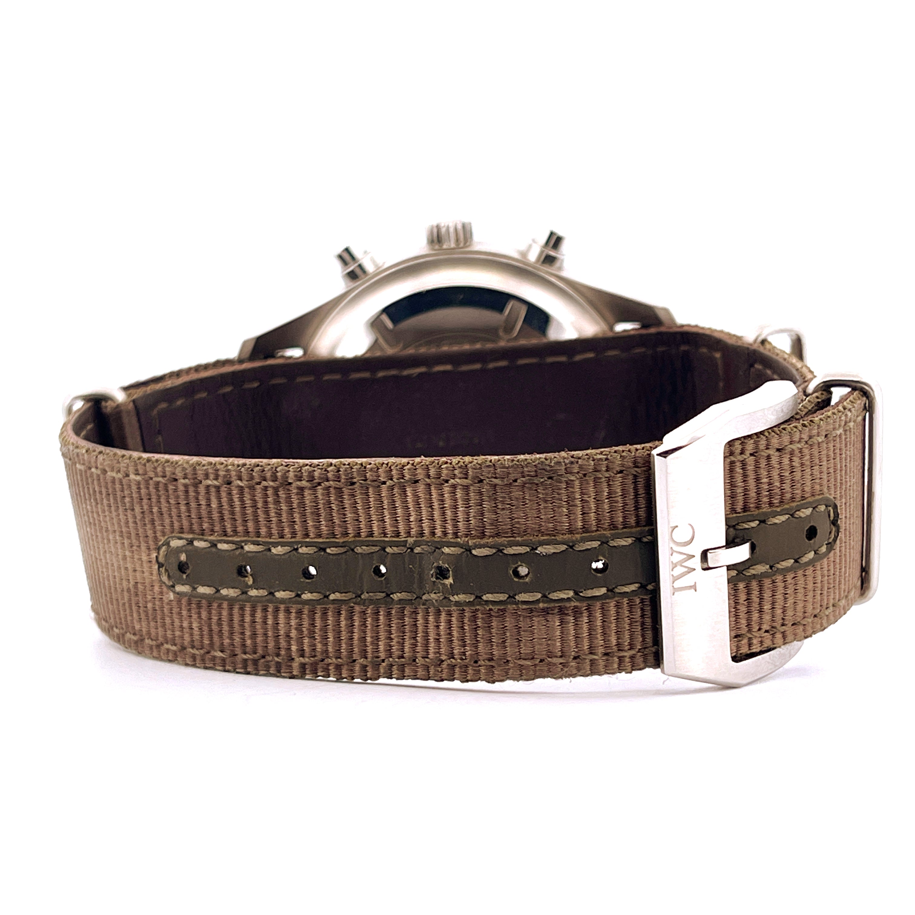 IWC Fliegeruhr Chronograph im Detail: braunes Textilarmband mit Lederunterlage und Edelstahlschließe mit IWC Schriftzug
