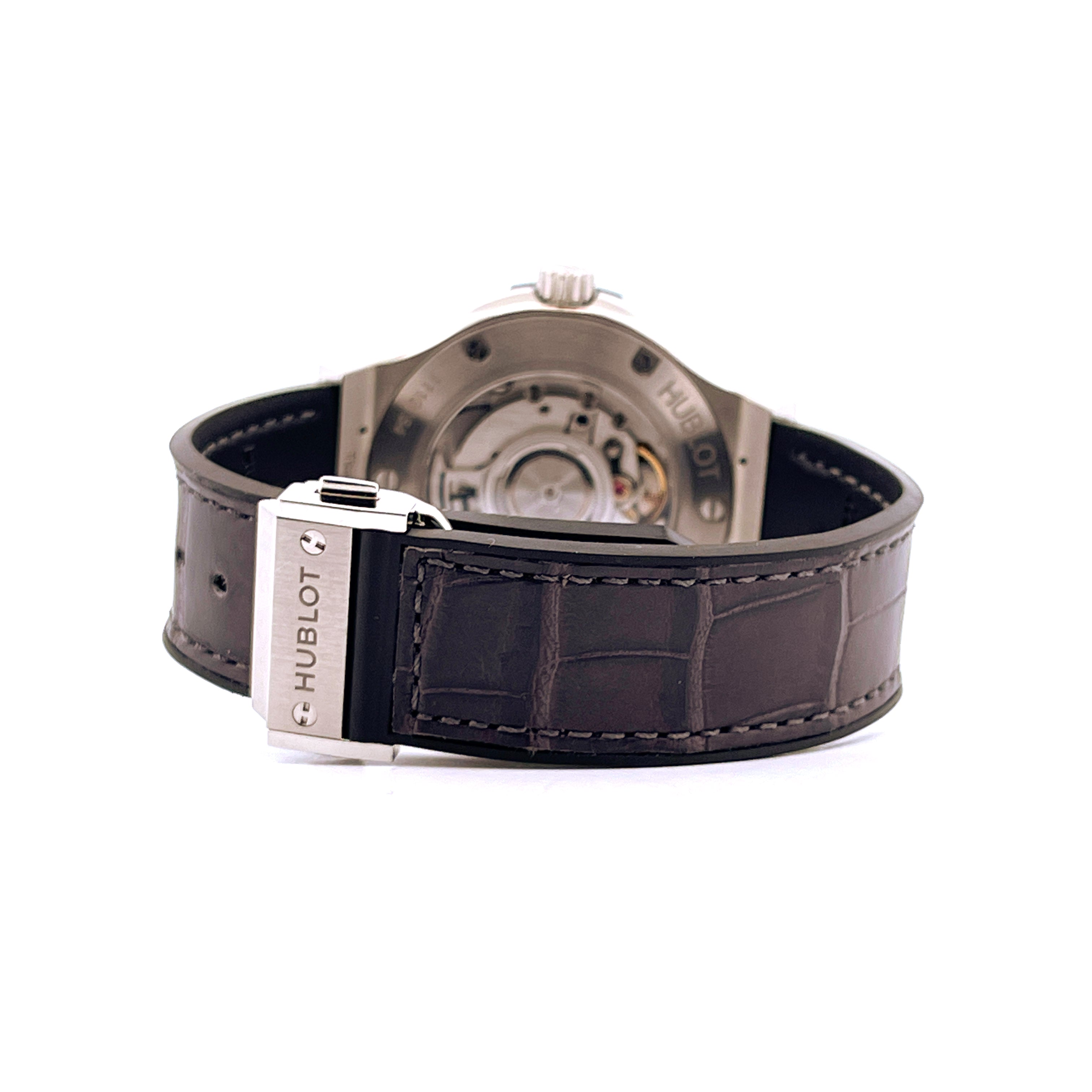 Detailaufnahme der Rückseite einer Hublot Classic Fusion Grey 38 mm Uhr mit Titanarmband