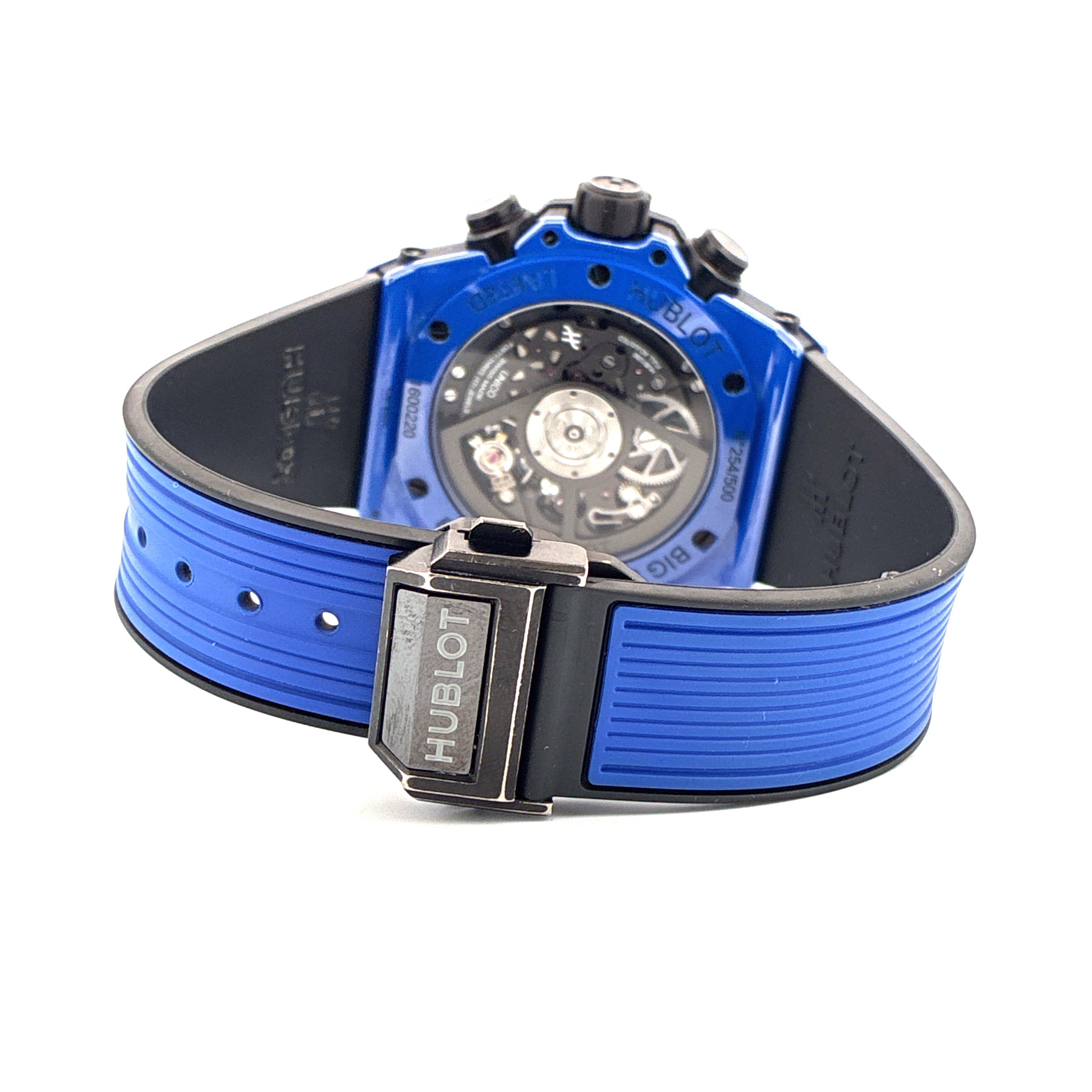 Hublot Big Bang Unico Rückseite mit blauem Keramikgehäuse und sichtbarem Werk auf weißem Hintergrund