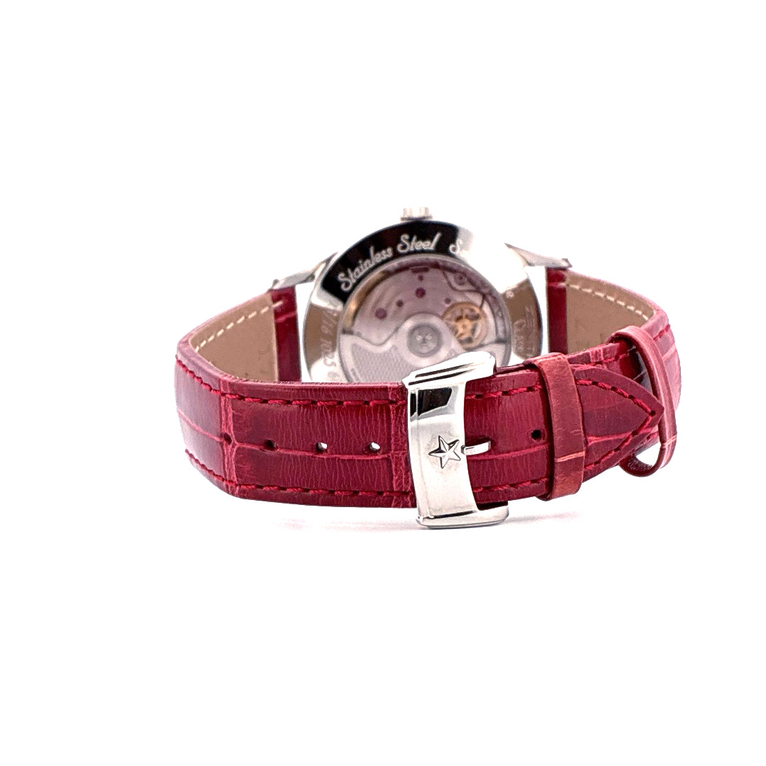 Rückansicht einer Zenith Class Elite Automatic mit rotem Lederarmband und Edelstahlschließe