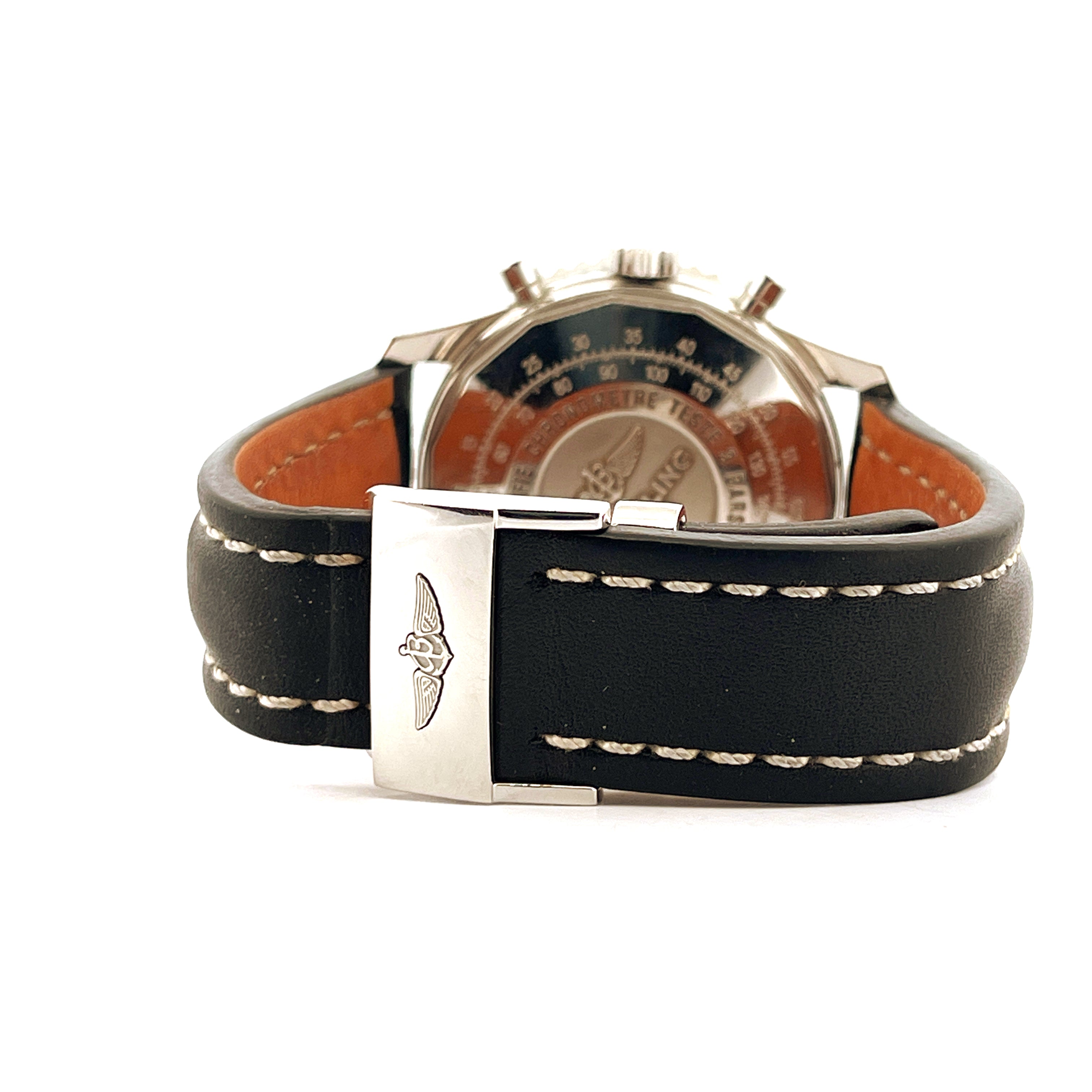 Breitling Navitimer B01 im Detail: Schwarzes Lederarmband mit weißer Naht und silberner Schließe mit Flügel-Logo
