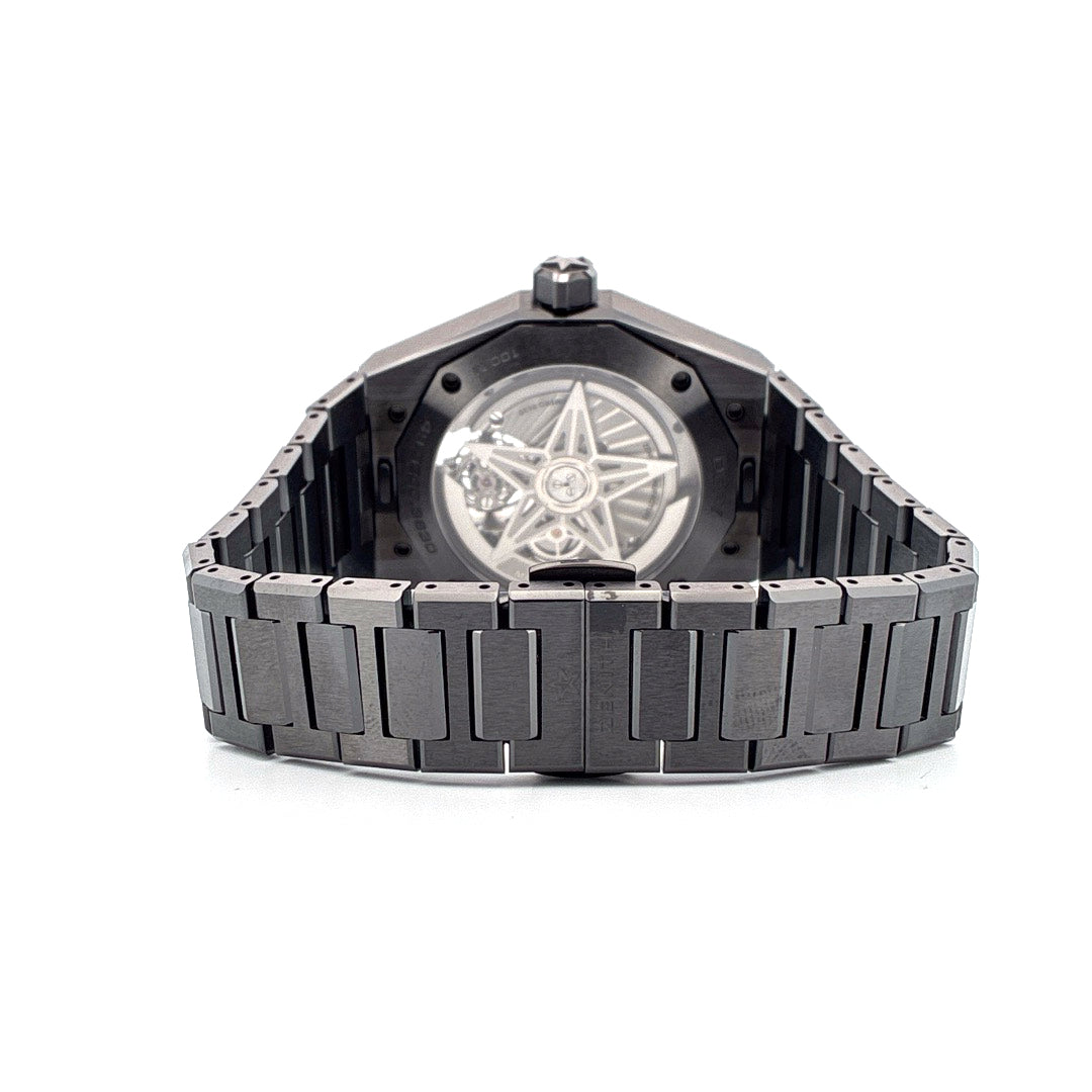 Zenith Defy Skyline Tourbillon in schwarzer Keramik von hinten mit sichtbarem Uhrwerk und Sternenrotor