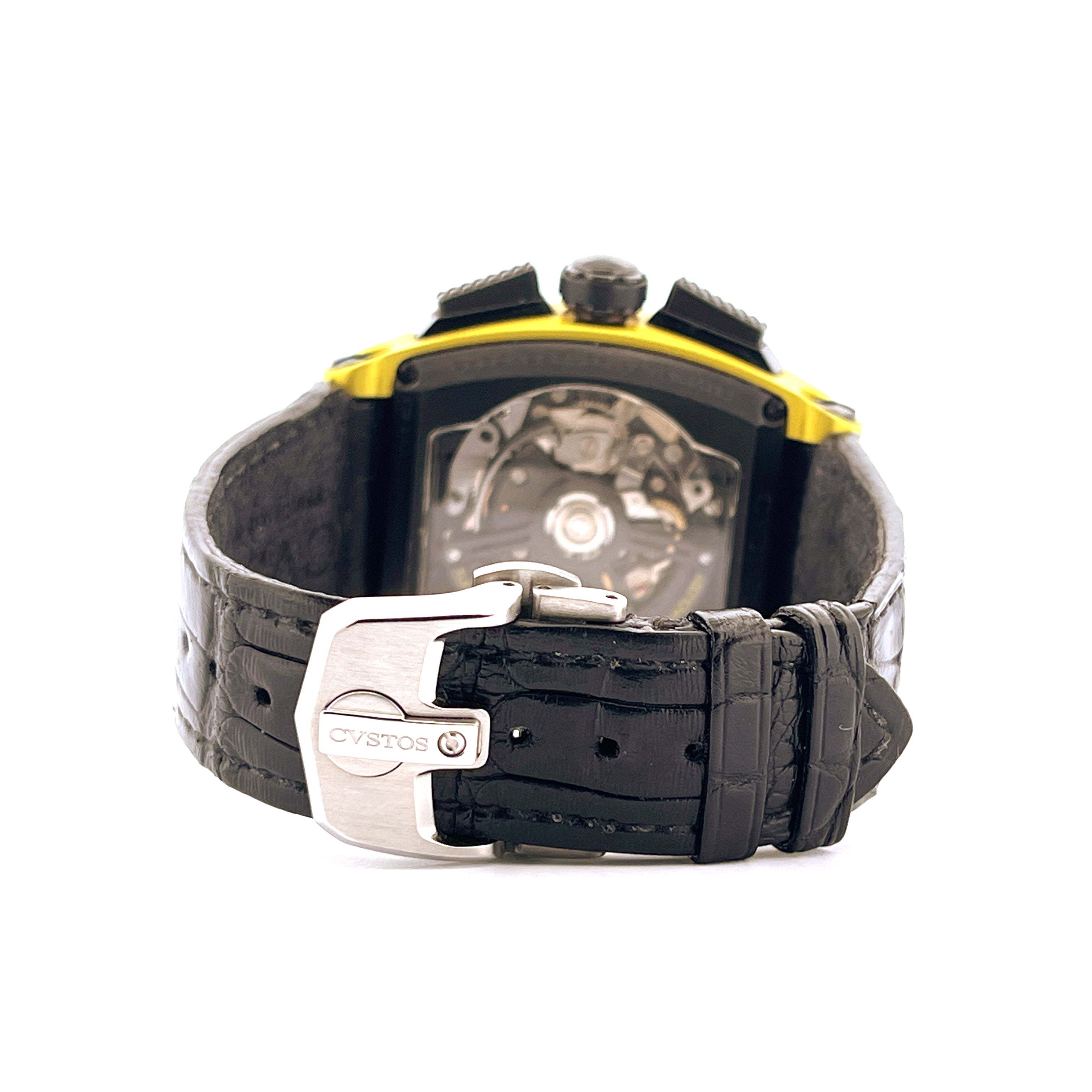 Rückansicht einer Cvstos Challenge Pilot Yellow Eagle 458 Italy Limited Edt. 200 mit schwarzem Lederarmband und Titanschließe