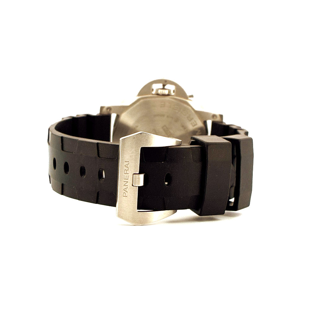 Rückansicht einer Panerai Luminor Submersible Quarantaquattro Automatik-Uhr mit Edelstahl-Schließe und schwarzem Kautschuk…