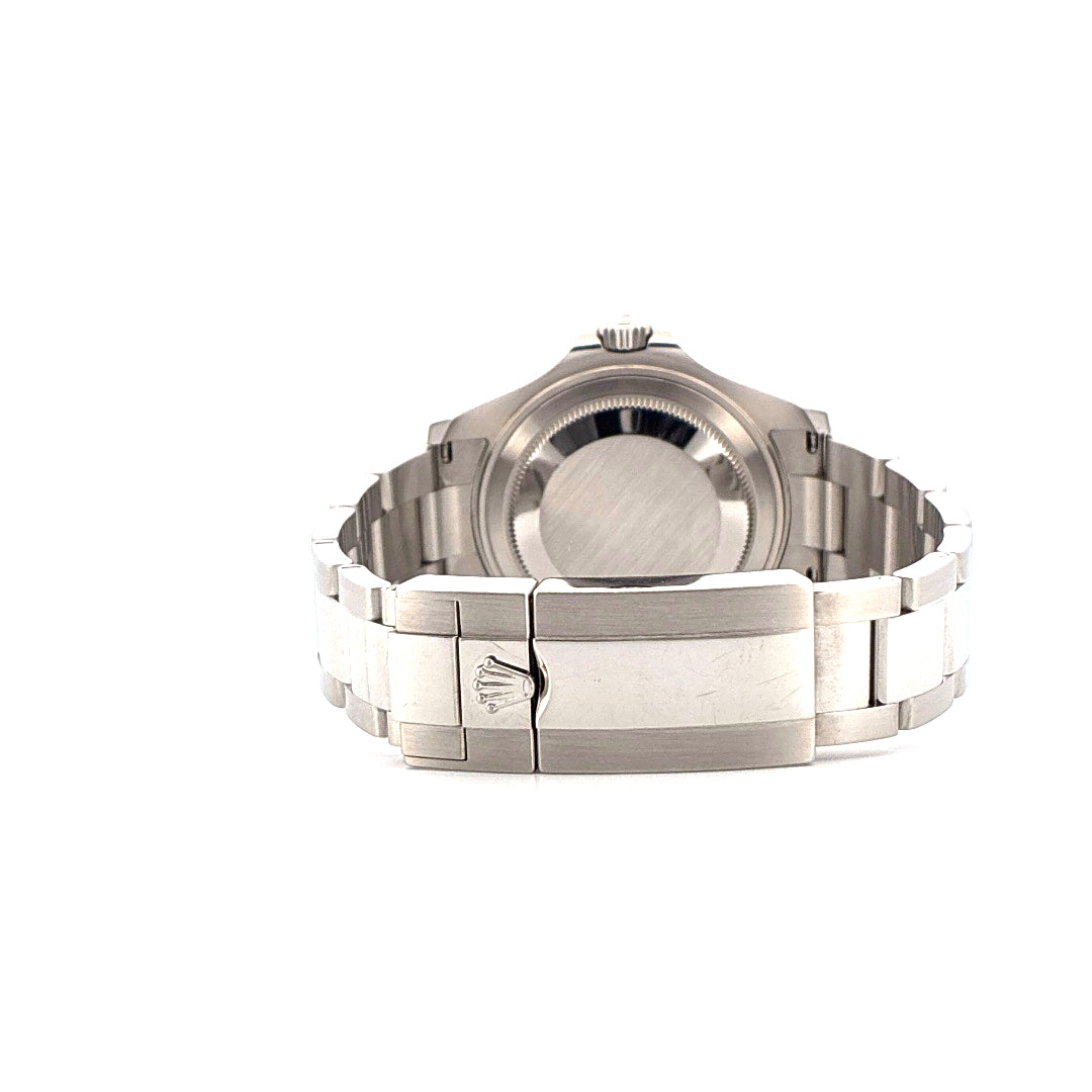 Rolex Yacht-Master 37 Rückseite mit Edelstahl-Armband und Schließe mit Krone auf weißem Hintergrund