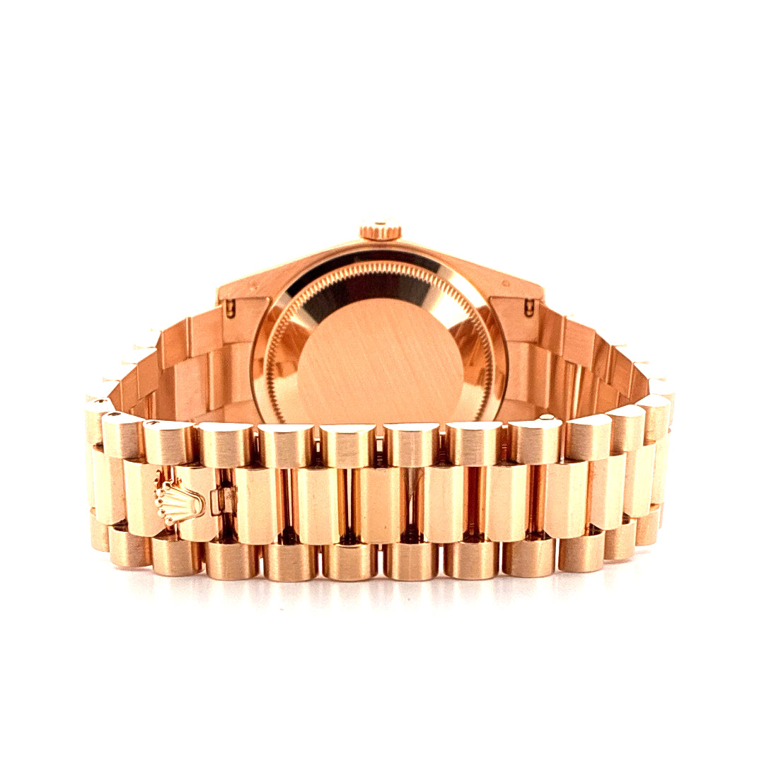Rückansicht einer Rolex Day-Date 36 aus Roségold mit charakteristischem Präsidentenband
