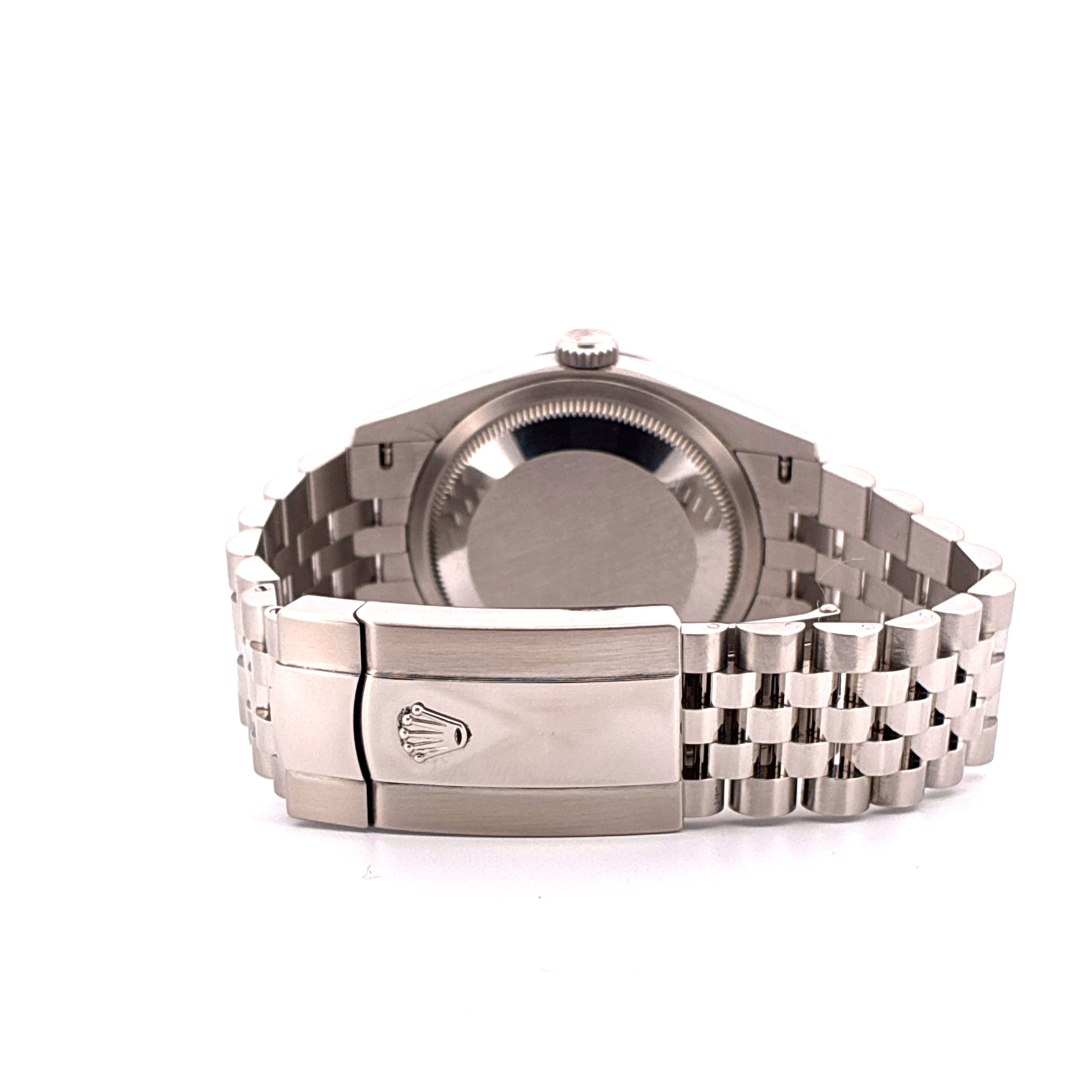 Rolex Datejust 36 Rückseite mit Jubilee-Armband und Schließe mit Rolex-Krone auf weißem Hintergrund