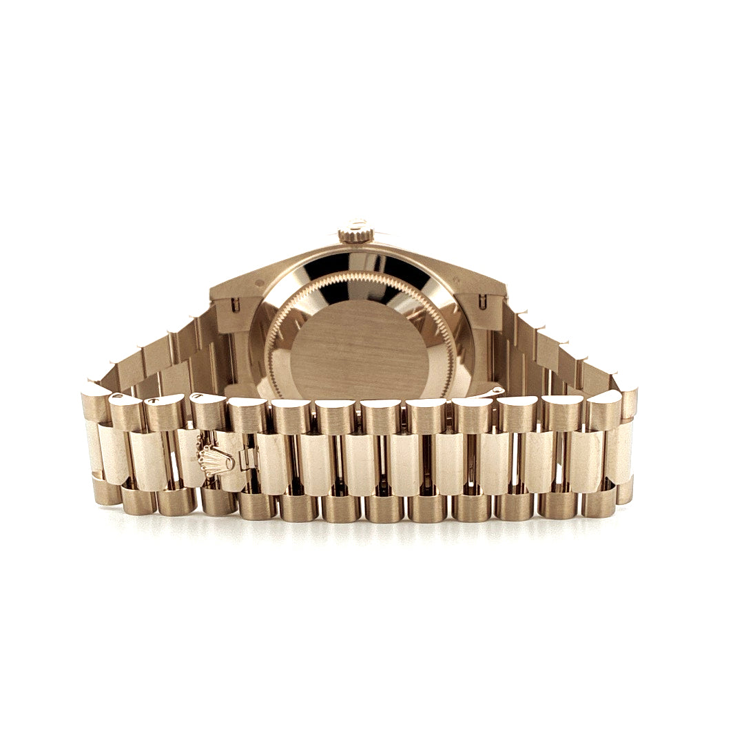 Rückseite einer Rolex Day-Date 40 aus Weißgold mit Präsidentenarmband auf weißem Hintergrund