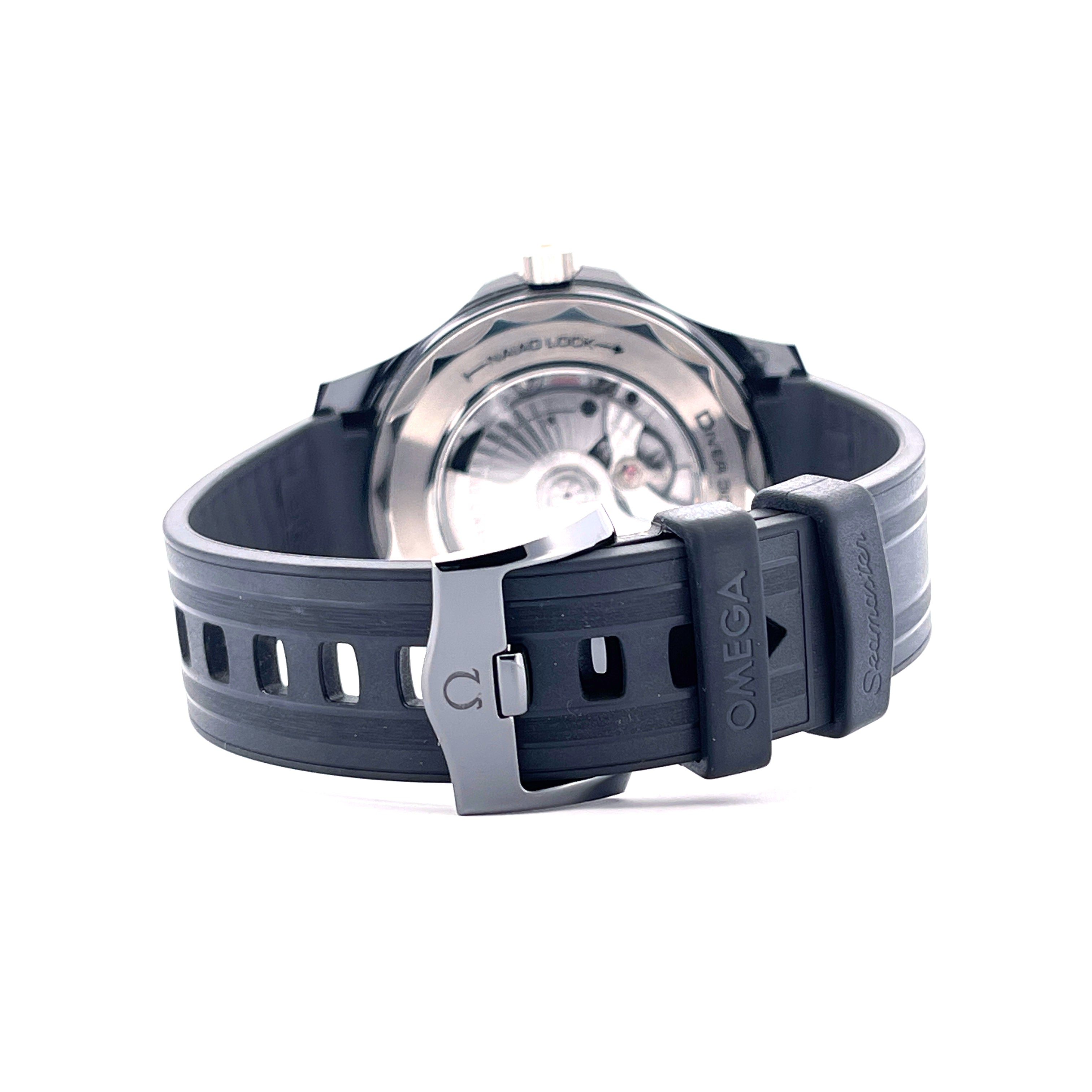 Rückansicht einer Omega Seamaster Diver 300 M Keramik Titan mit schwarzem Kautschukband und Faltschließe