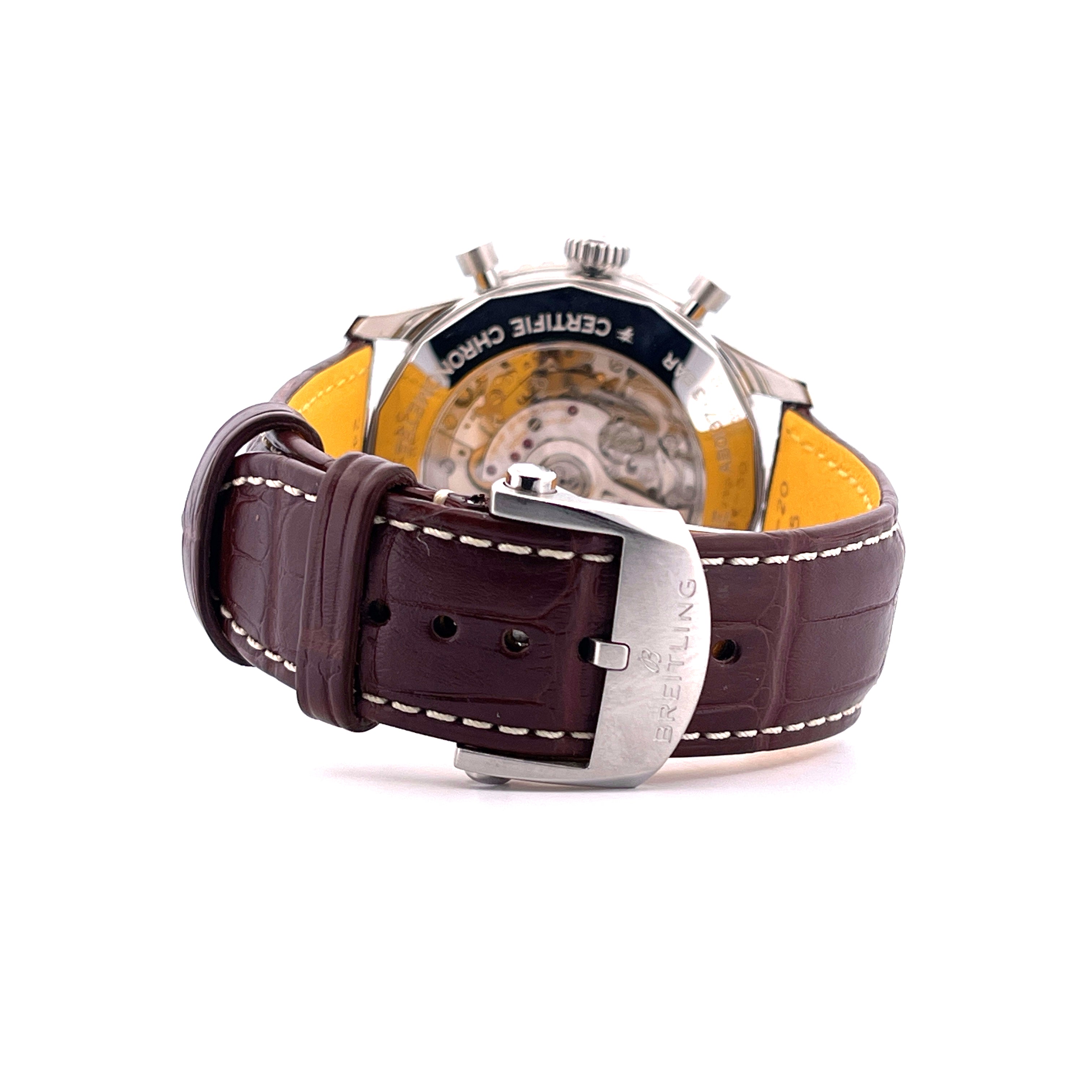 Breitling Navitimer B01 Chronograph 46, Rückseite mit braunem Lederarmband und Edelstahlschließe