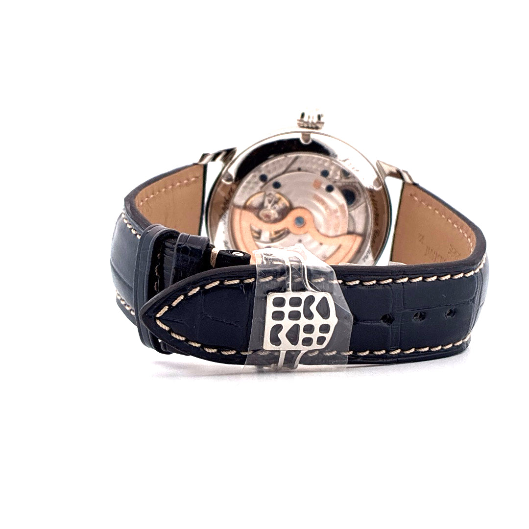 Frederique Constant Classic Manufacture Worldtimer auf der Rückseite mit Automatikwerk und schwarzem Lederarmband