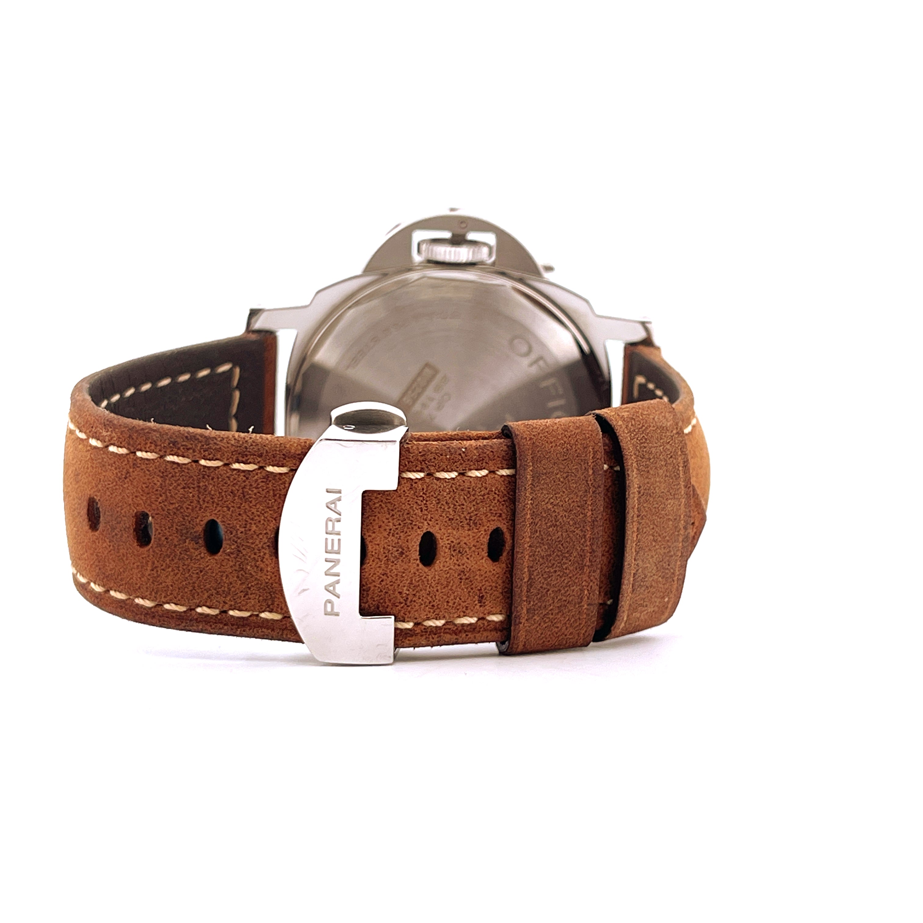 Rückseite einer Panerai Luminor Pam00914 mit braunem Lederarmband und silberner Schließe auf weißem Hintergrund