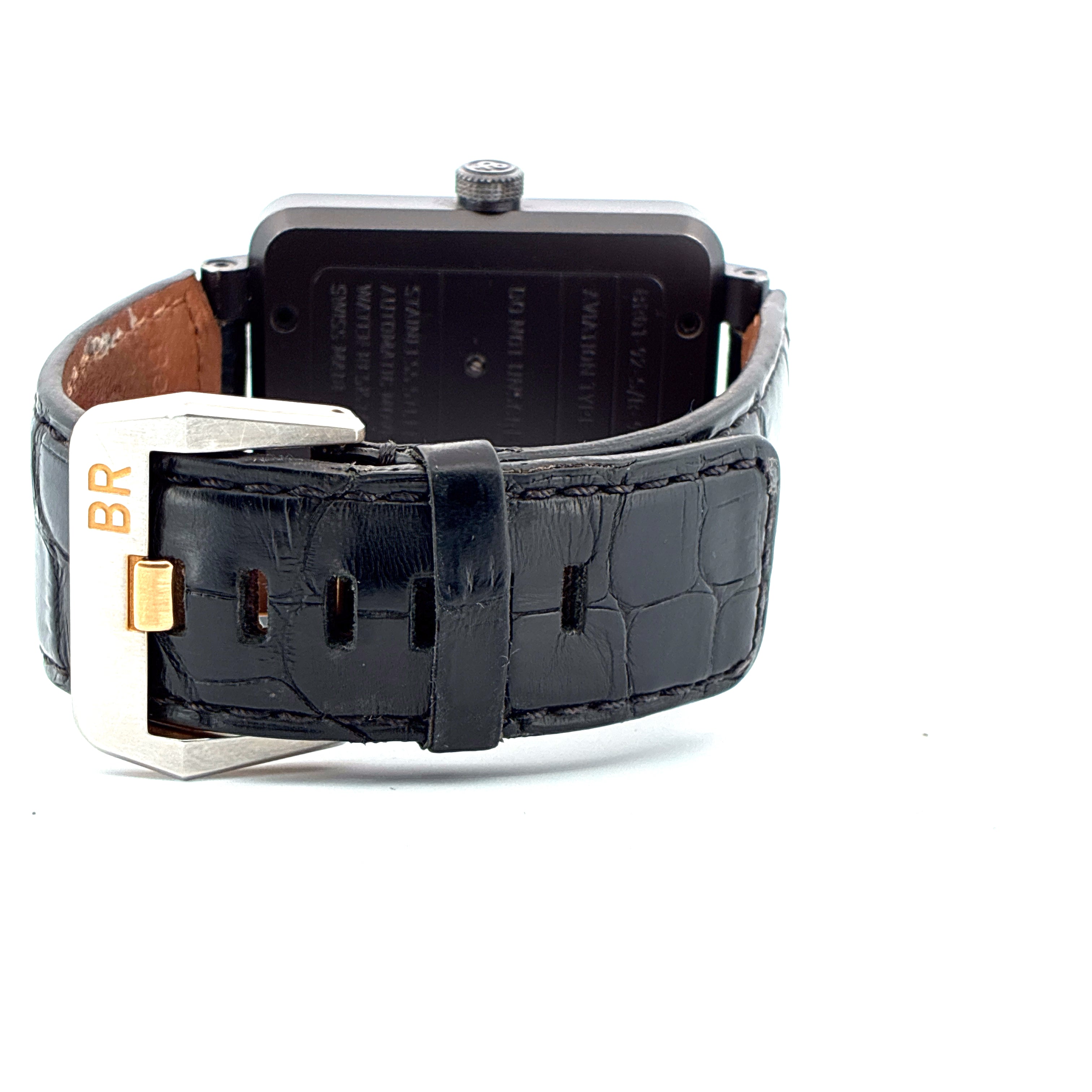 Bell & Ross Aviation Military mit schwarzem Krokoband und goldfarbener BR-Schließe im Detail
