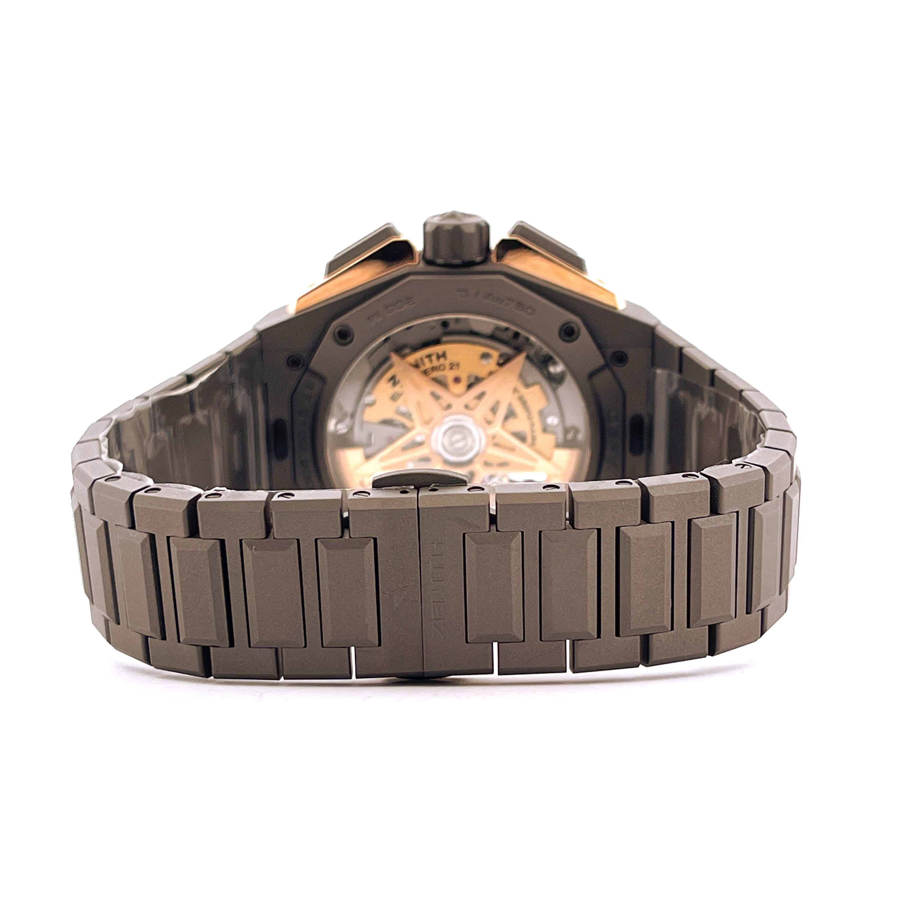 Zenith Defy Extreme Titan Roségold, Rückansicht mit offenem Uhrwerk und Armband aus dunklem Metall