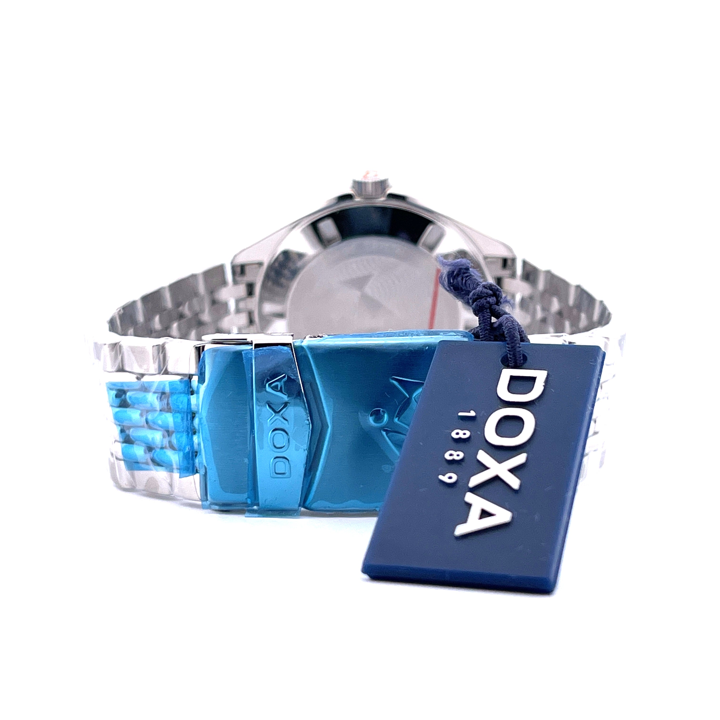 Doxa Sub 200 Caribbean Blue Rückansicht mit blauem Tag und Edelstahluhrband