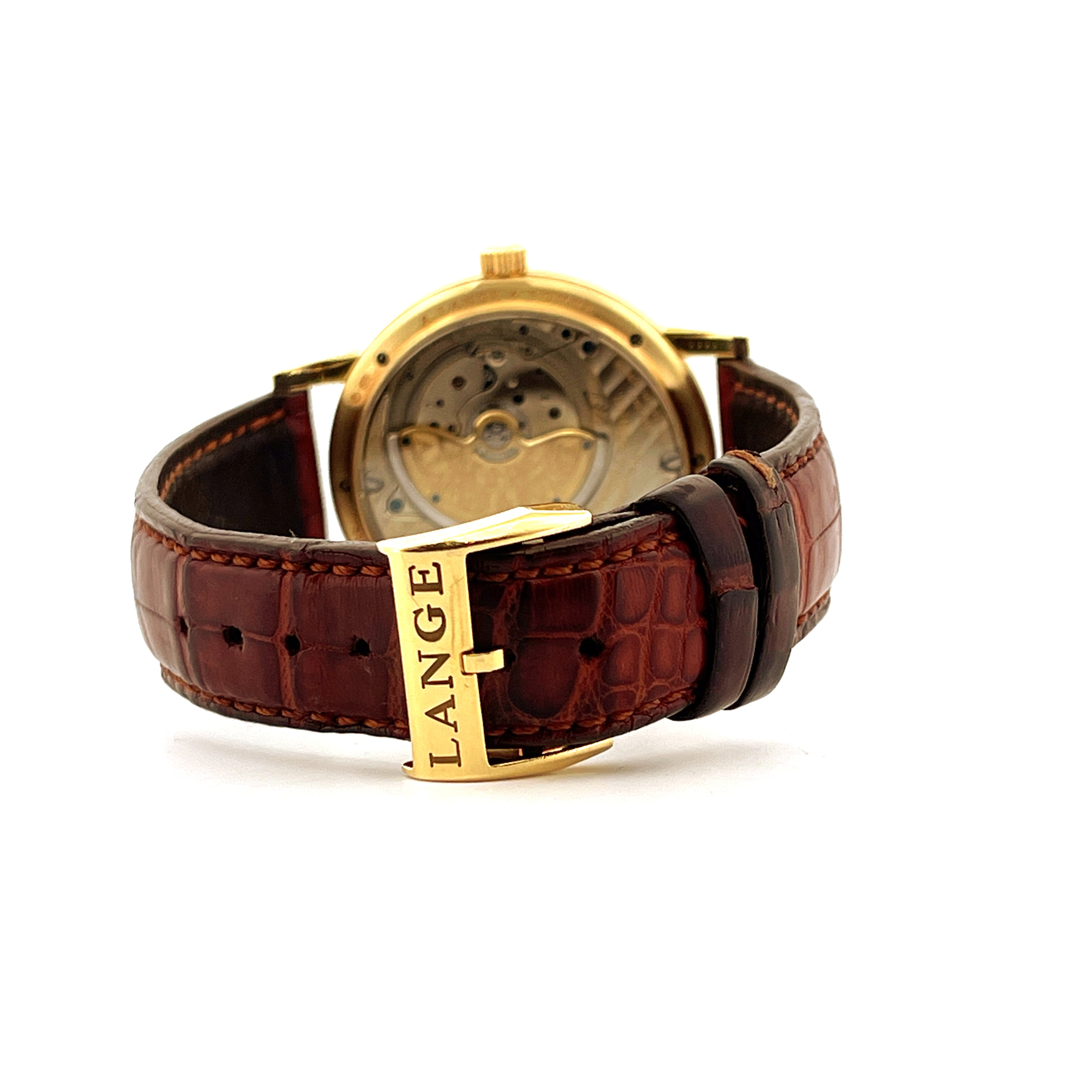 Rückseite einer A. Lange & Söhne Langematik aus Gelbgold mit Krokodillederarmband und Goldschließe