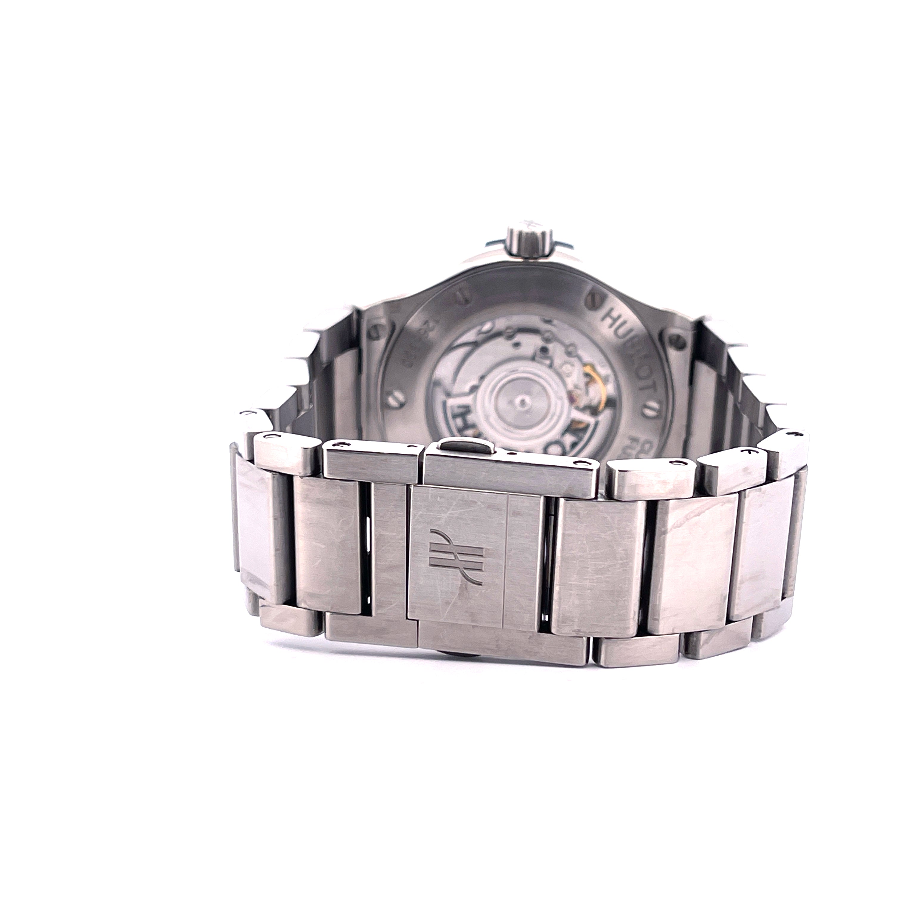 Rückansicht einer Hublot Classic Fusion aus Titan mit sichtbarem Automatikwerk und Armband